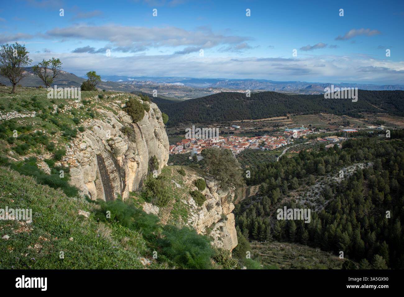 Luftaufnahme der Stadt Benizar in Moratalla, Region Murcia, Spanien, zwischen bewirtschafteten Feldern im Nordwesten der Region Murcia Stockfoto