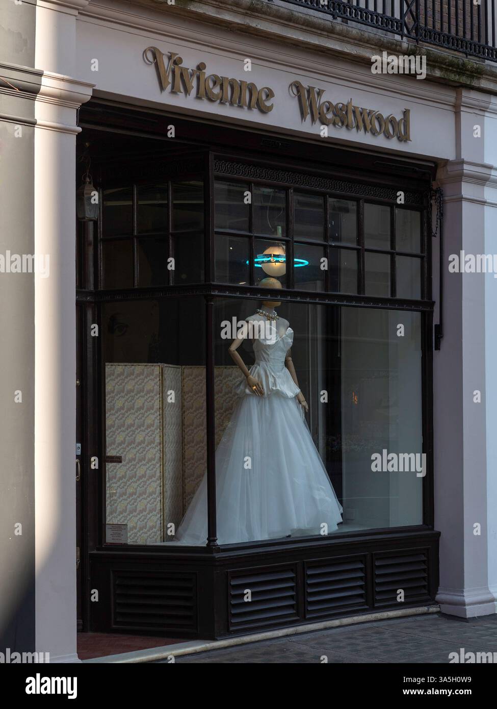 ONDON, Großbritannien - 19. MÄRZ 2025: Außenansicht des Vivienne Westwood Couture Ladens in Davis Street, Berkeley Square, Mayfair Stockfoto