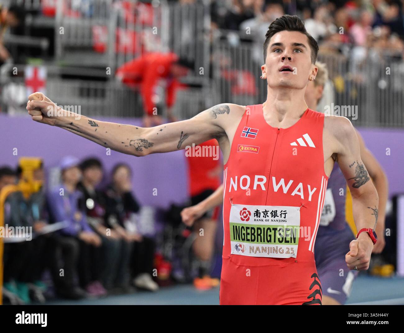 (250323) -- NANJING, 23. März 2025 (Xinhua) -- Jakob Ingebrigtsen aus Norwegen feiert nach dem 1500-m-Finale der Männer bei den Leichtathletik-Hallenweltmeisterschaften 2025 in Nanjing, ostchinesischer Provinz Jiangsu, 23. März 2025. (Xinhua/Song Yanhua) Stockfoto