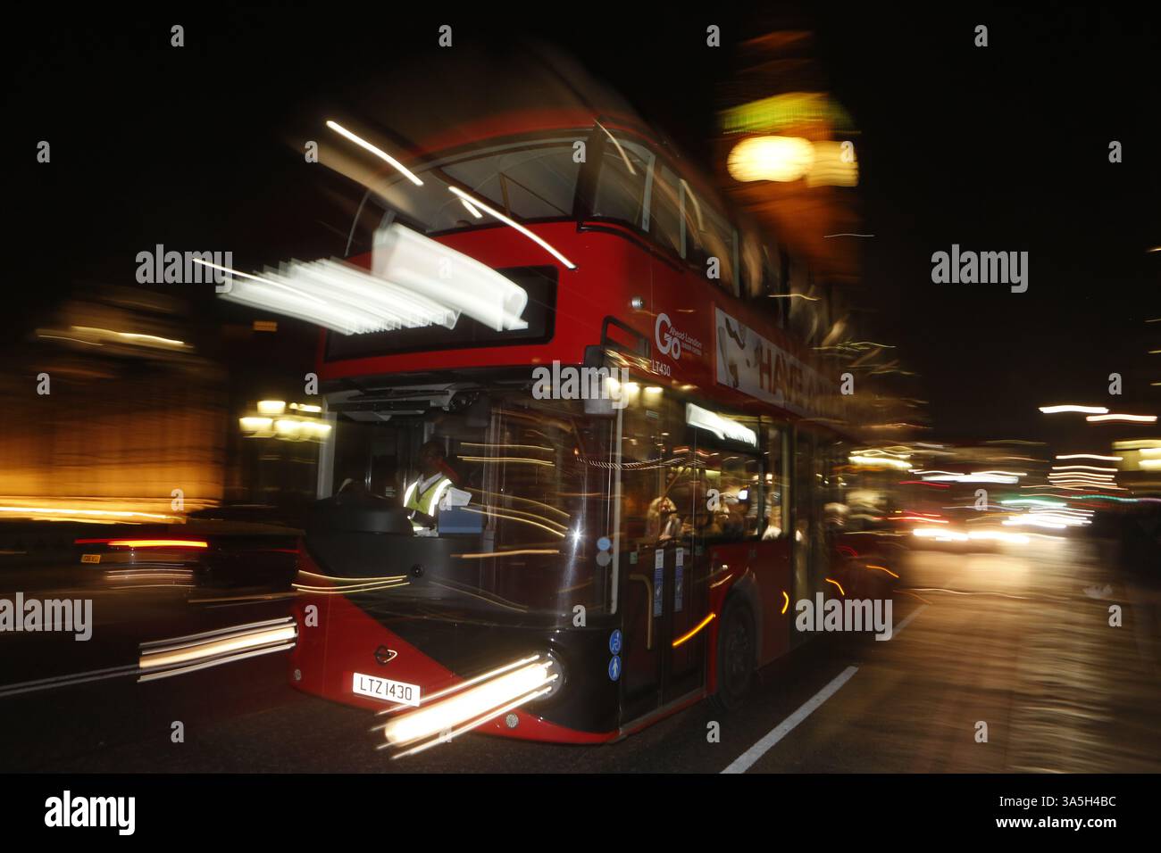 Doppeldecker auf der Westminster Bridge in Lodnon mit dem Elizabeth Tower dahinter Stockfoto