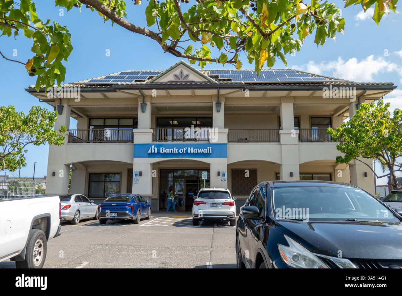 Autos Parken Am Bank Of Hawaii Gebäude Mit Sonnenkollektoren Auf Dem Dach In Kahului, Maui, Hawaii, Regional American Bank, 6. Februar 2025.Stock Photo Stockfoto