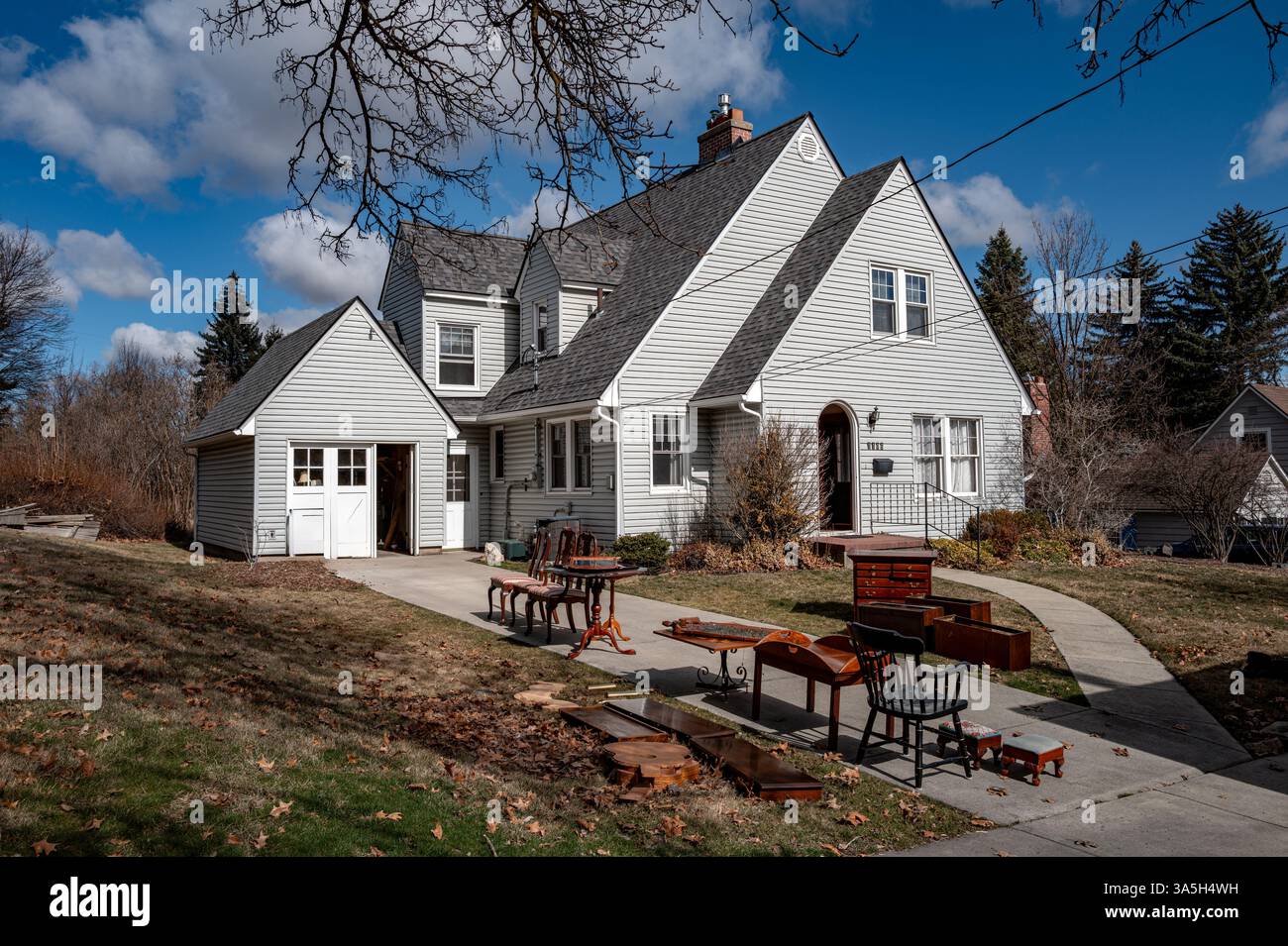 Möbel im Vorhof vor dem Verladen des fahrenden Transporters Stockfoto
