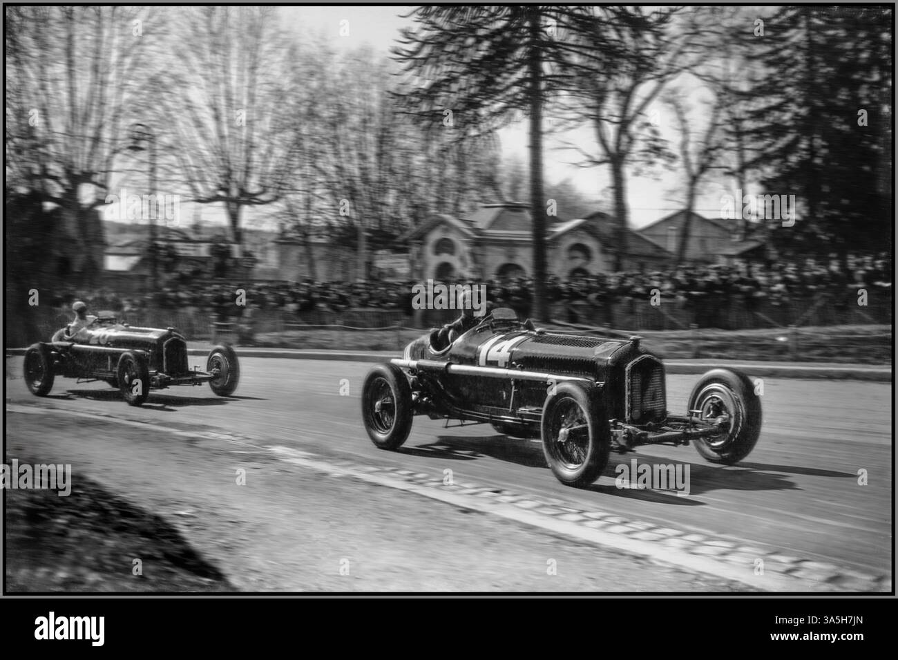 DER NUVOLARI DREYFUS 1935 Grand Prix von Pau war ein Autorennen, das am 24. Februar 1935 auf dem Pau Circuit in Pau in Pyrénées-Atlantiques ausgetragen wurde. Den Grand Prix gewann Tazio Nuvolari mit dem Alfa Romeo Tipo B. Nummer 14 René Dreyfus belegte den zweiten Wagen Nummer 26 Stockfoto
