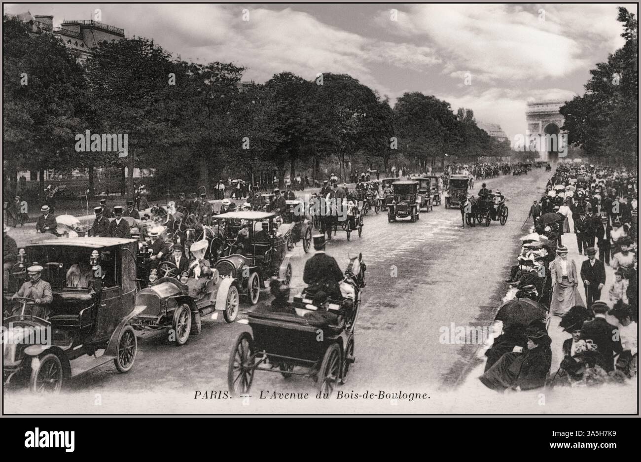 Paris L'Avenue Bois de Boulogne aus den 1890er Jahren, mit einer Mischung aus Pferdekutschen und motorisierten Kutschen und Pariser Menschenmassen Paris Frankreich Stockfoto