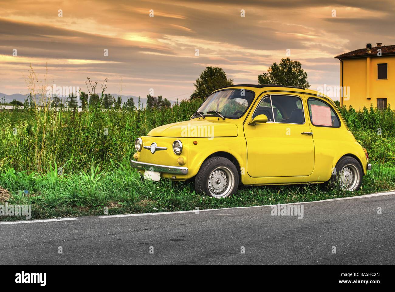Kleine italienische Oldtimer Fiat Abarth. Gelbe Farbe Stockfoto