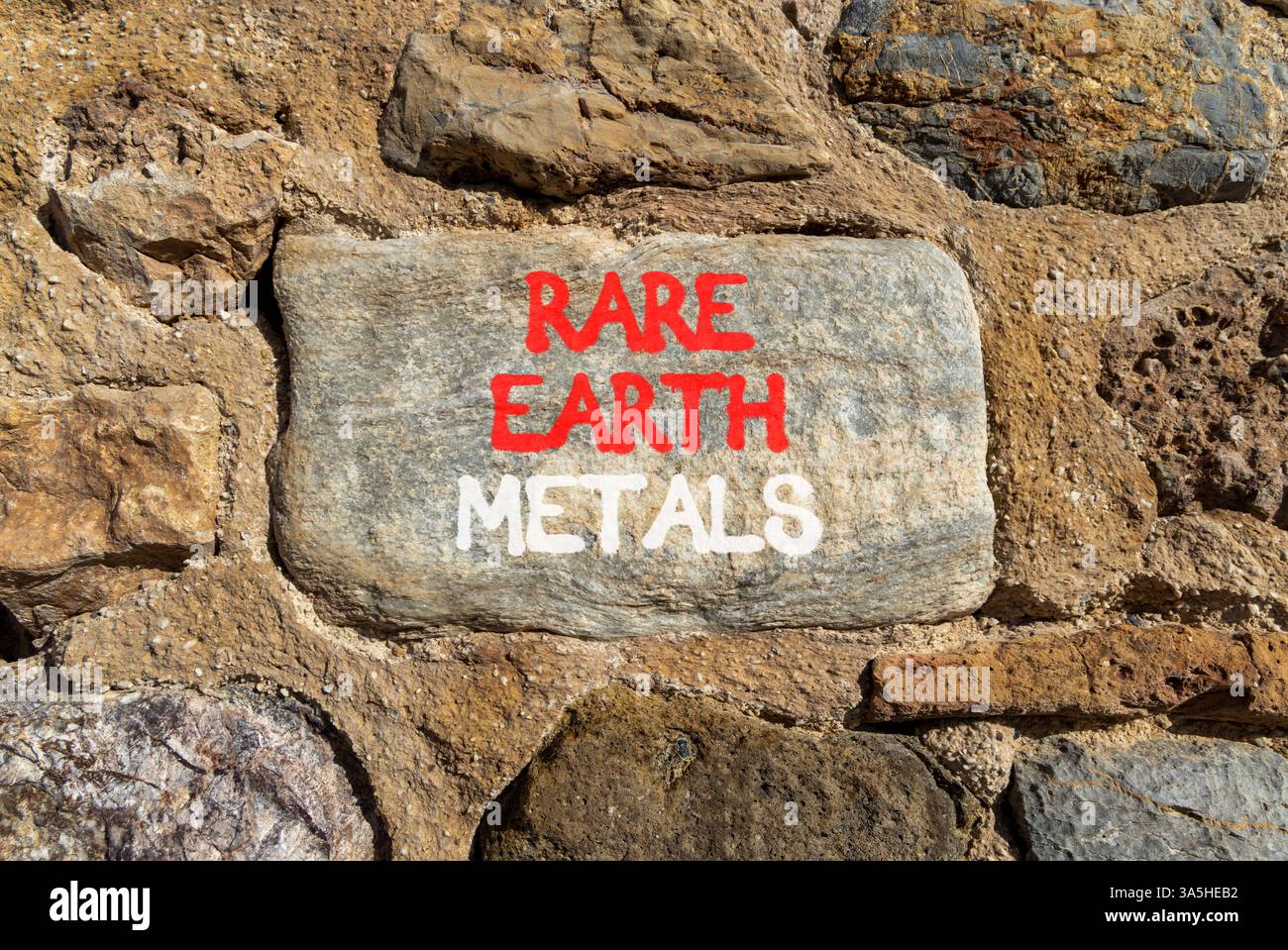 Symbol für Seltenerdmetalle. Konzeptworte seltene Metalle auf wunderschöner grauer Steinmauer. Wunderschöner Steinmauerhintergrund. Gewerbe- und Seltenerdmetall Stockfoto