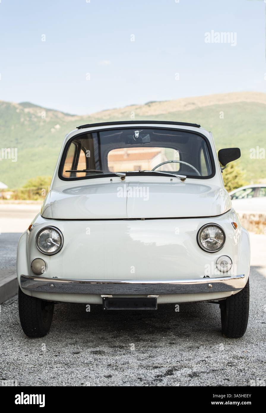 Kleiner italienischer Oldtimer. Weißes Auto Stockfoto
