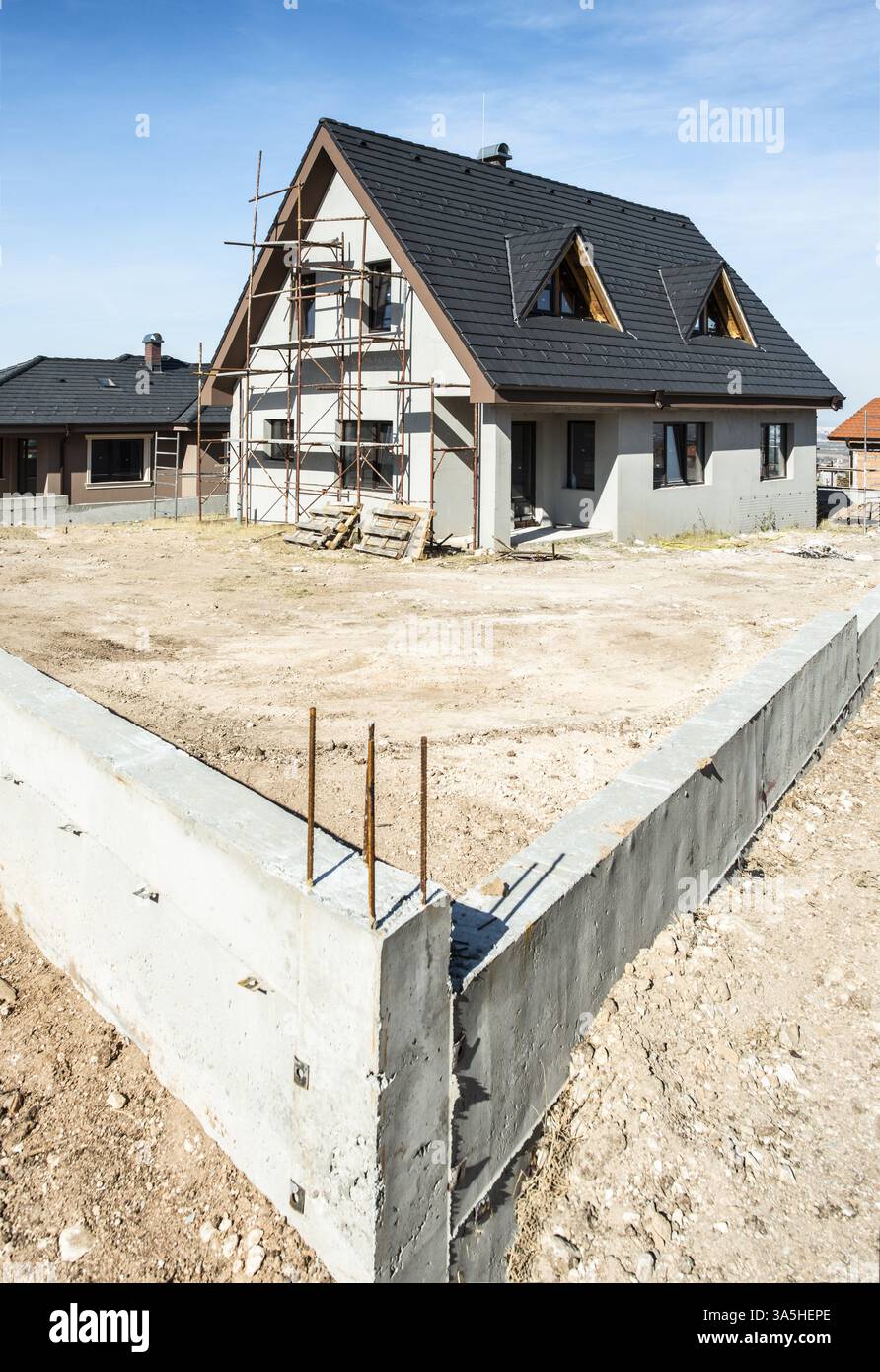 Neue Häuser zu bauen. Schwarze Dach, Berg Stockfoto