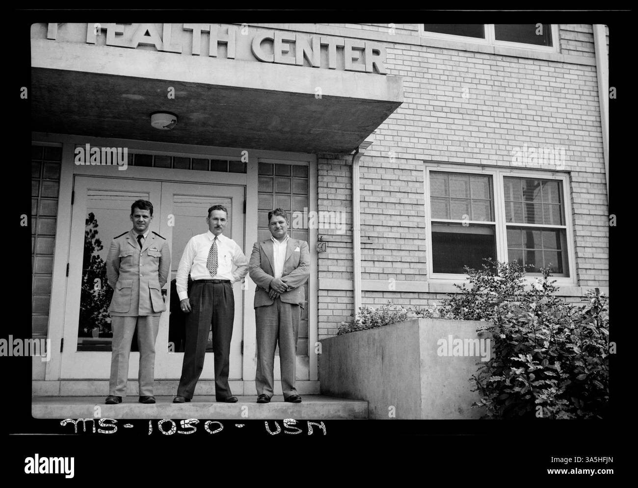 Beamte stehen auf den Stufen des Gesundheitszentrums in Little Rock, Arkansas, während einer Epidemie von Poliomyelitis und murinem Typhus im Jahr 1946. Stockfoto