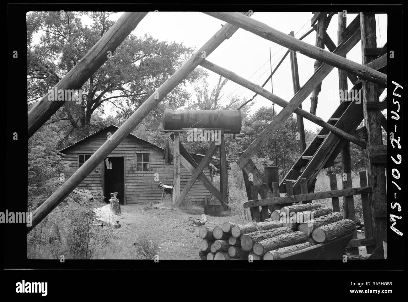 Bergleute in der Clarksville Mine in Johnson County, Arkansas, nutzen ein Waschhaus mit einem Außentank für erwärmtes Wasser, um nach der Arbeit in der Mine eine sanitäre Versorgung zu gewährleisten. Stockfoto