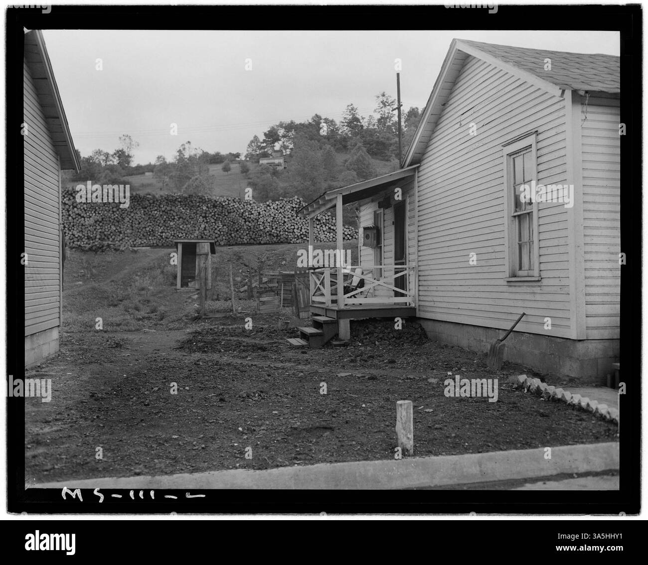 Ein Blick auf die Hinterveranda und das Privathaus eines Hauses im Firmenwohnungsprojekt für Arbeiter in der Federal #1 Mine der Koppers Coal Division in Grant Town, West Virginia. Stockfoto