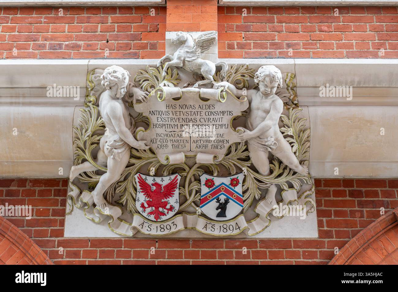 Eine kunstvolle Kartusche oder ein Denkmal mit lateinischer Inschrift auf dem wiederaufgebauten Hare Court Gebäude in der Middle Temple Lane, London, England, Großbritannien Stockfoto