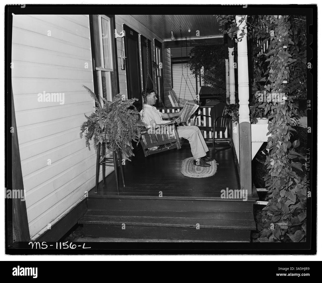 Robert Roop, ein Bergmann bei der Mine Pocahontas Corp. 33-34, ist auf der Veranda seines Hauses im Firmenwohnungsprojekt in Bishop, Tazewell County, Virginia, zu sehen. Stockfoto