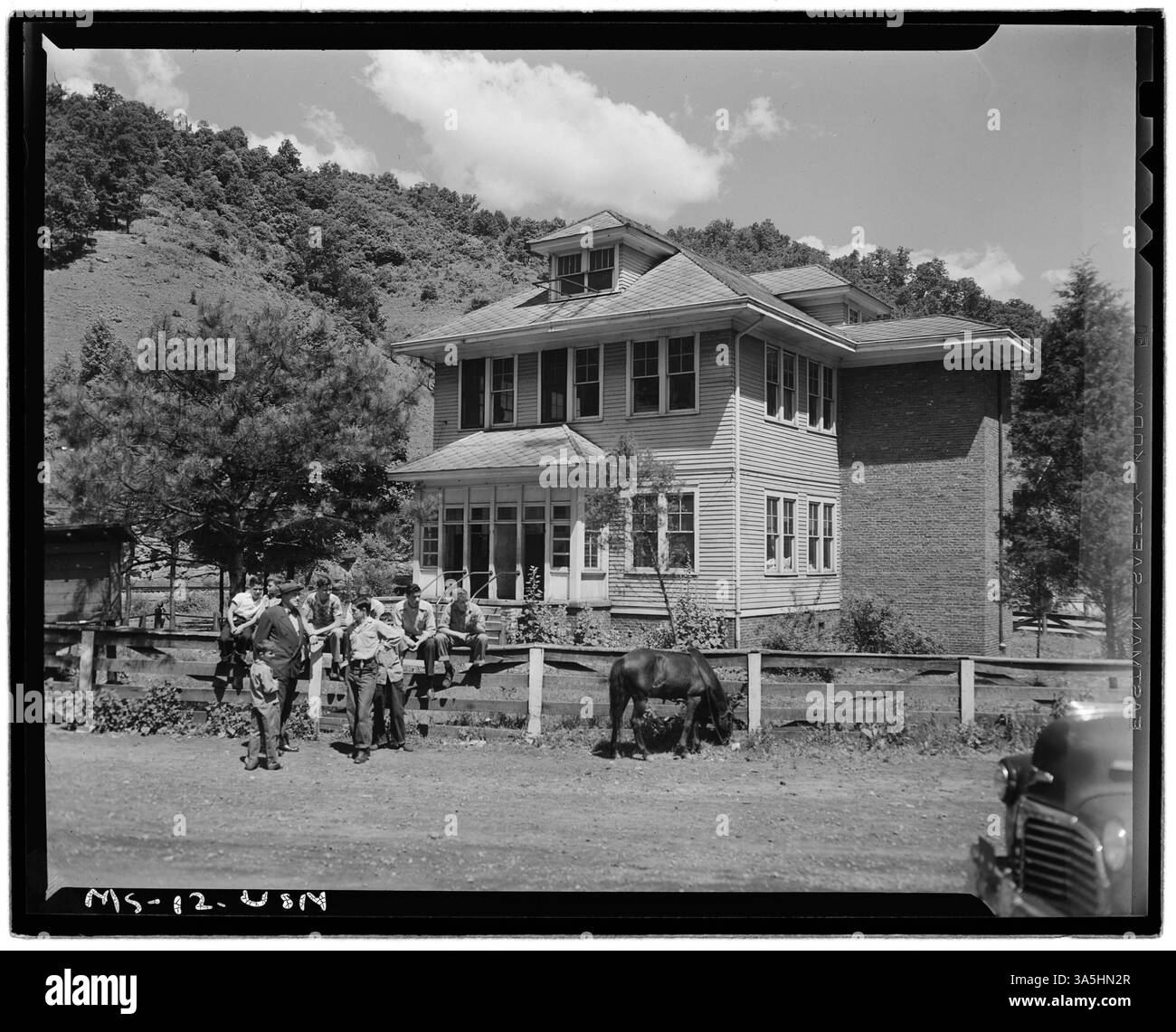 Ein temporäres Firmenlager in Weeksbury, Kentucky, nach einem Brand, der das vorherige Geschäft zerstörte. Das Geschäft dient der örtlichen Bergbaugemeinde im Floyd County. Stockfoto