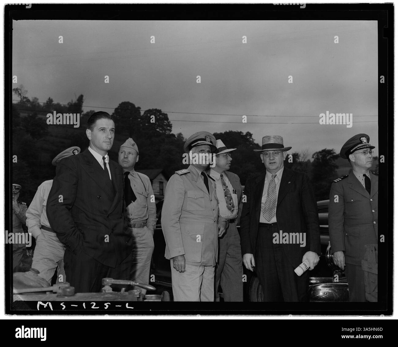 Ein Foto von Konteradmiral Joel T. Boone mit einer Gruppe von Personen, die wahrscheinlich im Zusammenhang mit Militär- oder Marineoperationen stehen und eine formelle militärische Versammlung oder Veranstaltung zeigen. Stockfoto