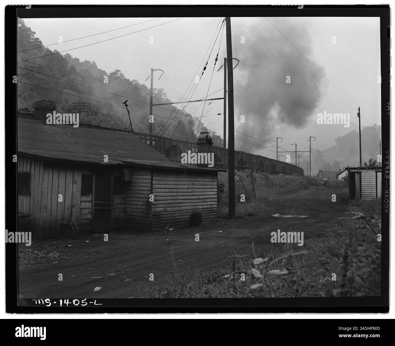Ein typisches Haus in Big Sandy Housing in der Nähe der Kingston-Pocahontas Coal Company Exeter Mine in Welch, McDowell County, West Virginia, mit Kohlewagen im Hintergrund. Stockfoto