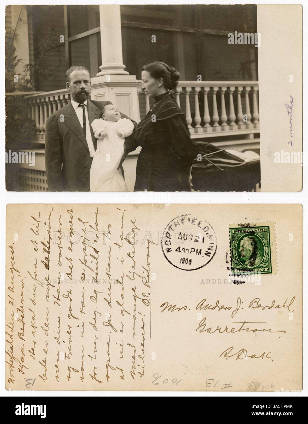 Eine Postkarte von Ole Rølvaag an seine Schwiegermutter Karen Berdahl in Garretson, South Dakota, die Jennie und Ole zeigt, wie sie ihren neugeborenen Sohn Olaf Arnljot Rølvaag kurz nach seiner Geburt in Northfield, Minnesota halten. Stockfoto