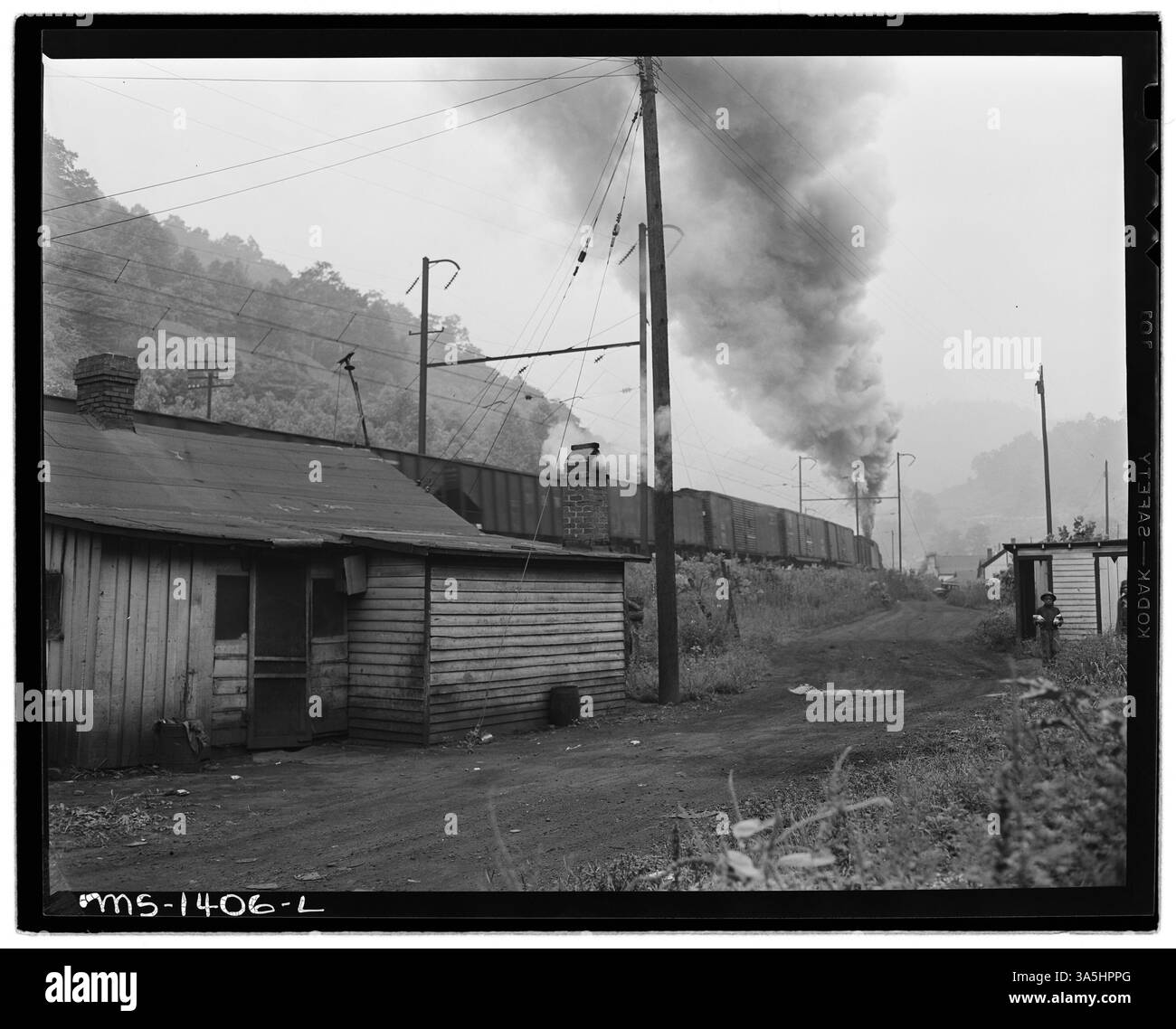 Ein typisches Bergbauhaus mit Kohlewagen im Hintergrund in der Exeter Mine der Kingston Pocahontas Coal Company in Welch, West Virginia. Das Bild zeigt die typischen Gebäude der Bergbaugemeinde in der Region. Stockfoto