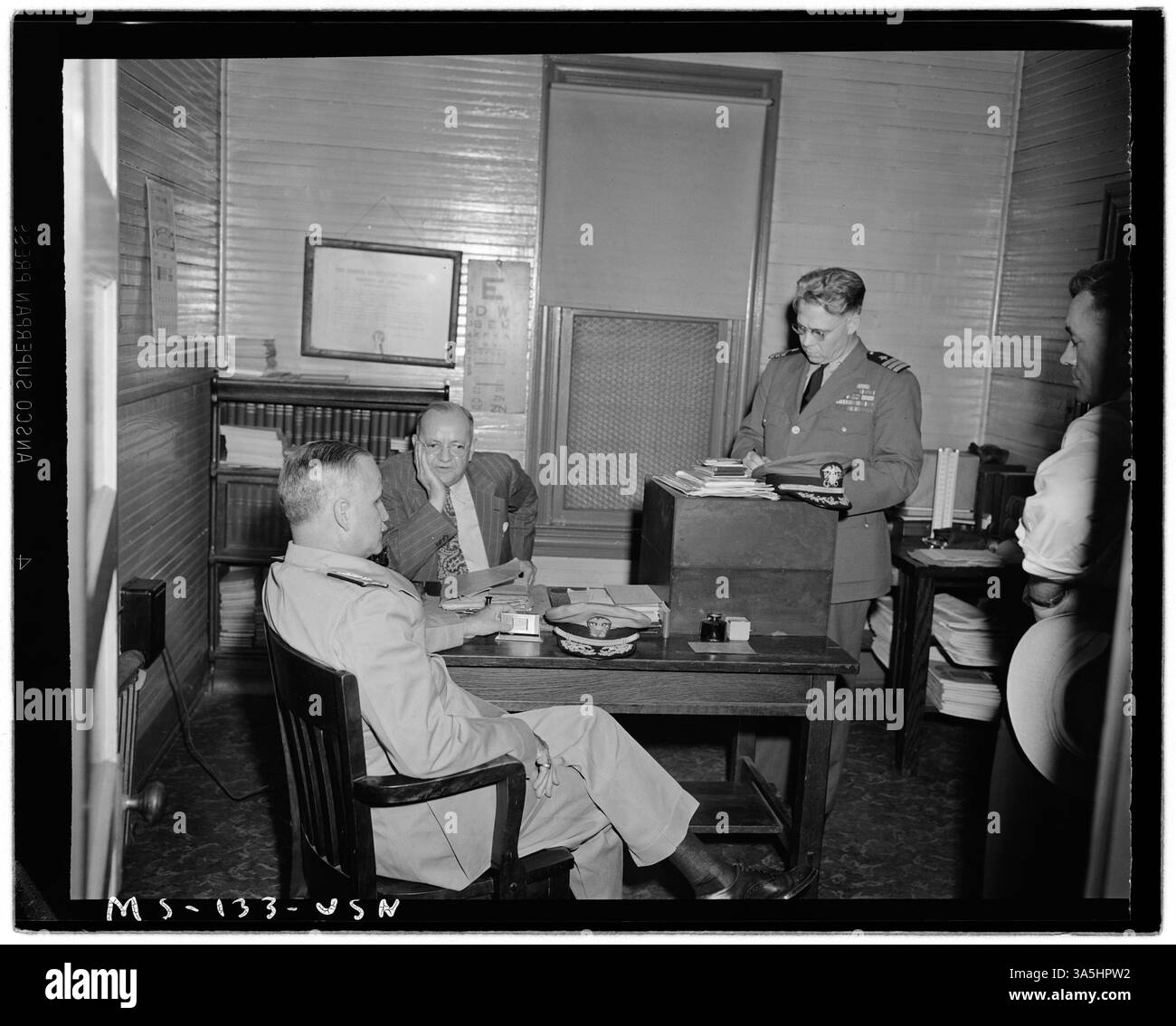 Konteradmiral Joel T. Boone spricht mit Dr. James C. Collins über Gesundheitsfragen in der Apotheke der Koppers Coal Division in Grant Town, Marion County, West Virginia. Stockfoto