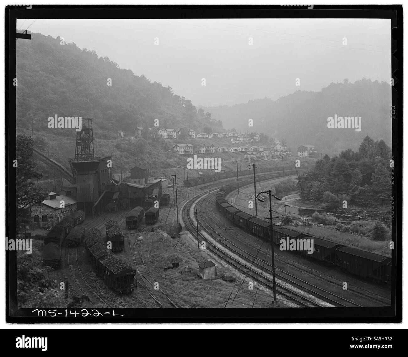 In der Cabels Mine von New River Pocahontas Corp. Im McDowell County, West Virginia, fängt eine nebelige Morgenszene den Wasserpfeiler, Kohlenautos und Wohnungen ein und veranschaulicht den täglichen Betrieb in einer Bergbaustadt. Stockfoto