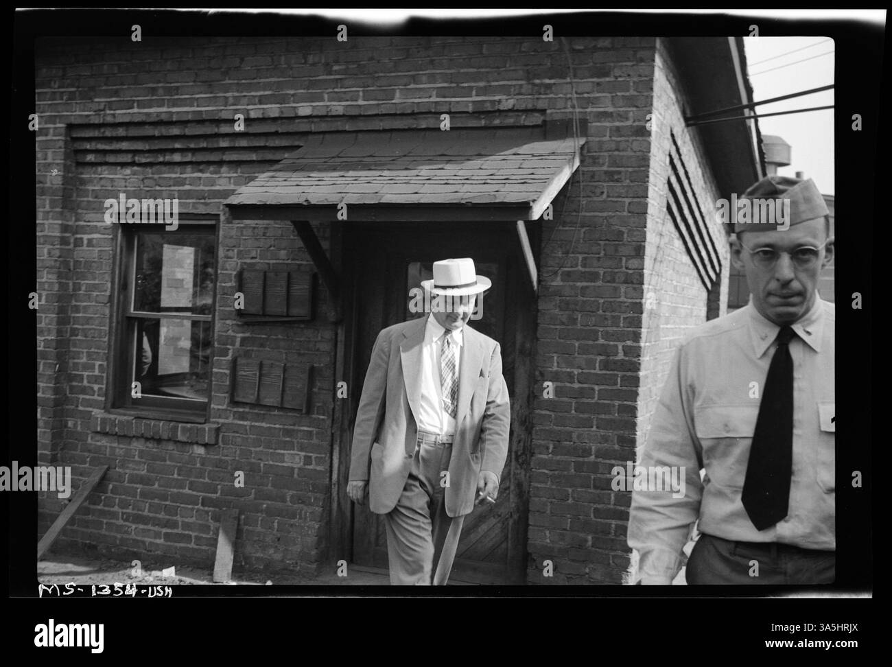 Ein Foto von Dr. Johnson, einem Zivilisten, der die Apotheke der Langeloth Mine in Slovan, Pennsylvania, unter der American Zinc & Chemical Company verlässt. Stockfoto