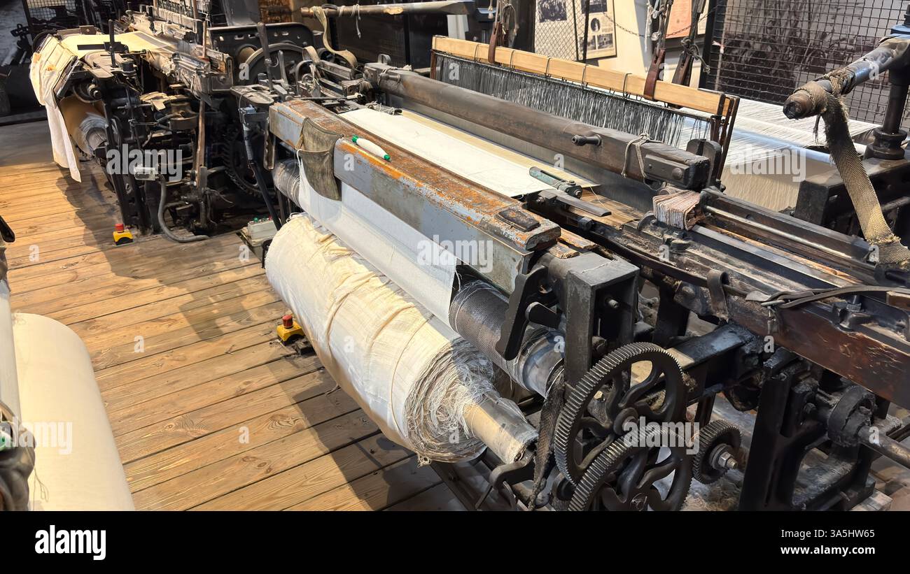 Vintage alte Webstuhl Maschine Gusseisen Prozess Tuch Herstellung. Manufaktura Museum in Łódź Stockfoto