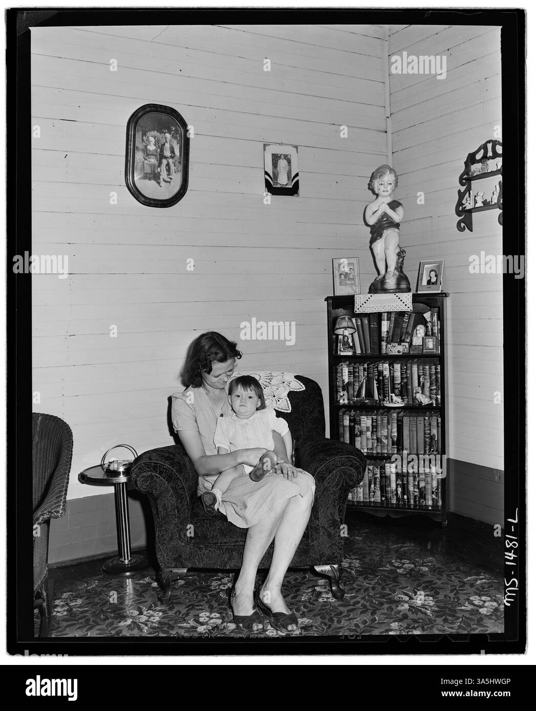 In ihrem Dreizimmerhaus sitzen Mrs. Luther Walker und ihr Baby im Wohnzimmer der Firma Gilliam Mine, McDowell County, West Virginia. Nationalarchiv. Stockfoto