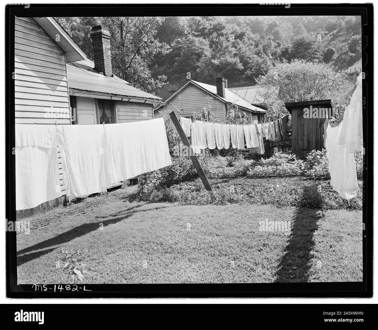 Die Familie Luther Walker in der Gilliam Mine Gilliam Coal and Coke Company, Gilliam, McDowell County, West Virginia, hat eine Wäscheleine im Hinterhof. Mrs. Walker benutzt eine elektrische Waschmaschine zum Wäschen. Stockfoto