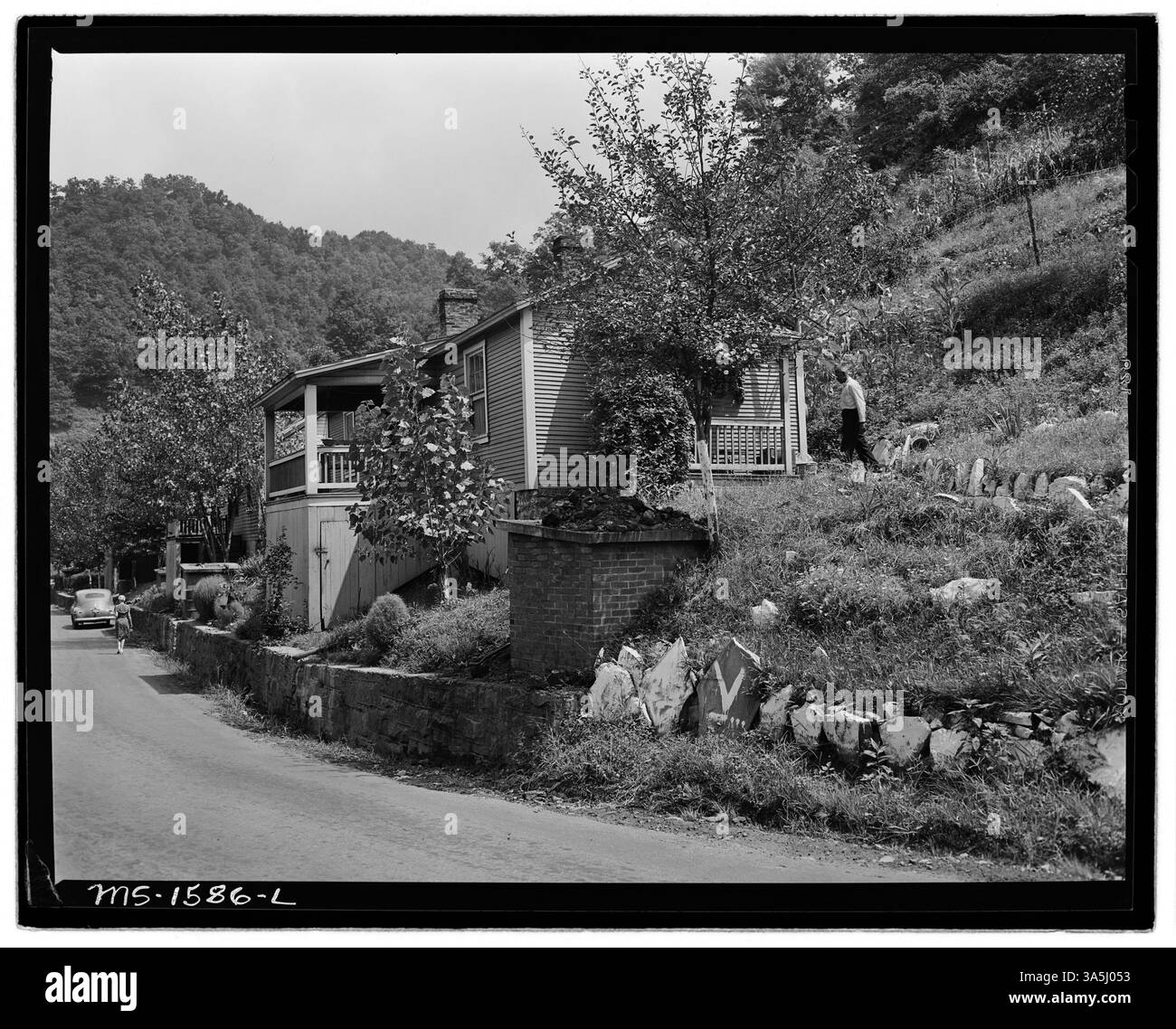 George Williams nähert sich der Hintertür seines drei-Zimmer-Hauses in den Gary Mines der U.S. Coal and Coke Company in Gary, McDowell County, West Virginia. Trotz fehlendem fließendem Wasser hat sein Haus Strom. Stockfoto