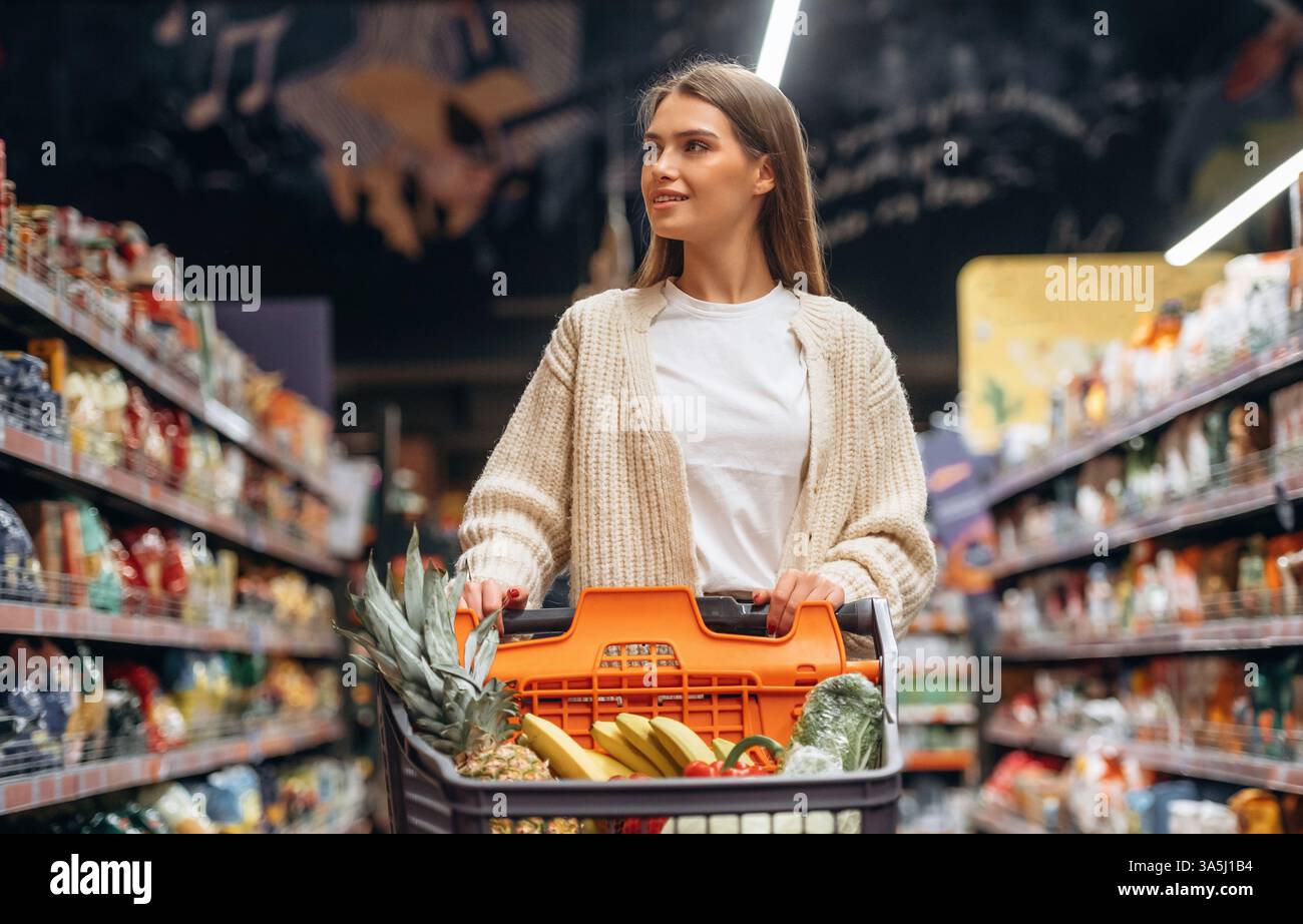 Frische Produkte. Die schöne Frau ist im Supermarkt. Stockfoto