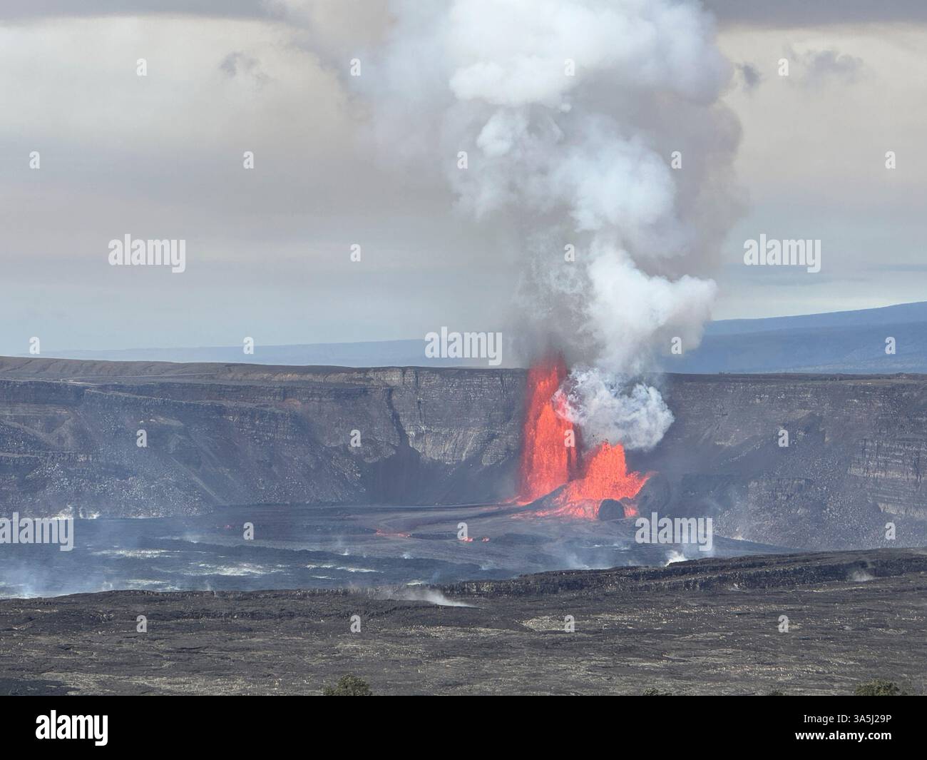 Kilauea, Vereinigte Staaten von Amerika. März 2025. Die Lava schießt 160 Meter vom Südauslass in die Luft und erreicht den Halemaumau Kraterrand auf dem Gipfel des Kīlauea of Hawaii Volcanoes National Park, 20. März 2025 in der Nähe von Hilo, Hawaii. Quelle: Matthew Patrick/USGS/Alamy Live News Stockfoto