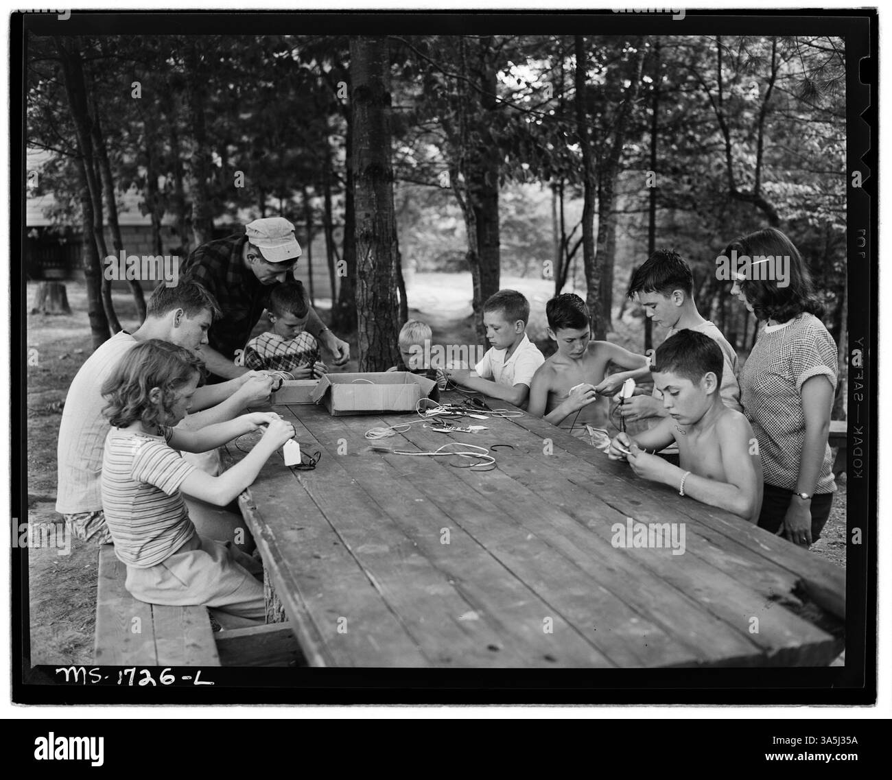 Eine Handwerksklasse in Perlen und Perlen im Camp Thomas E. Lightfoot in Hinton, Summers County, West Virginia, organisiert von Koppers Recreation Camps, die sich auf Gemeindeaktivitäten für lokale Arbeiter und ihre Familien konzentriert. Stockfoto