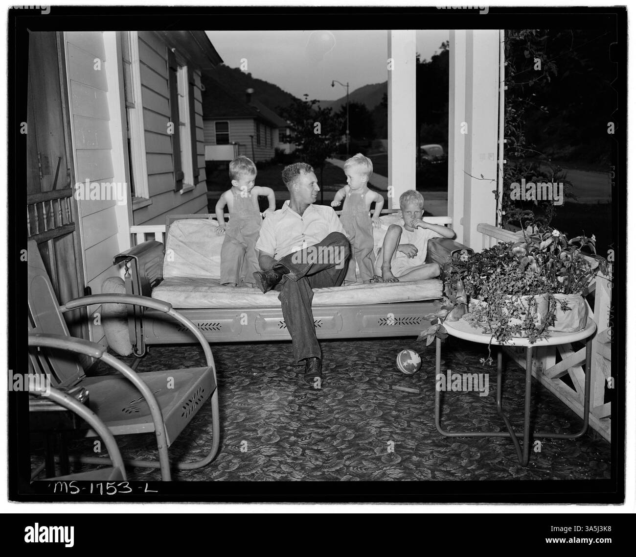 James Jasper, ein Motorbremsmann, und seine drei Kinder auf der Veranda ihres Hauses im Firmenwohnungsprojekt der Koppers Coal Division Kopperston Mine im Wyoming County, West Virginia. Nationalarchiv. Stockfoto