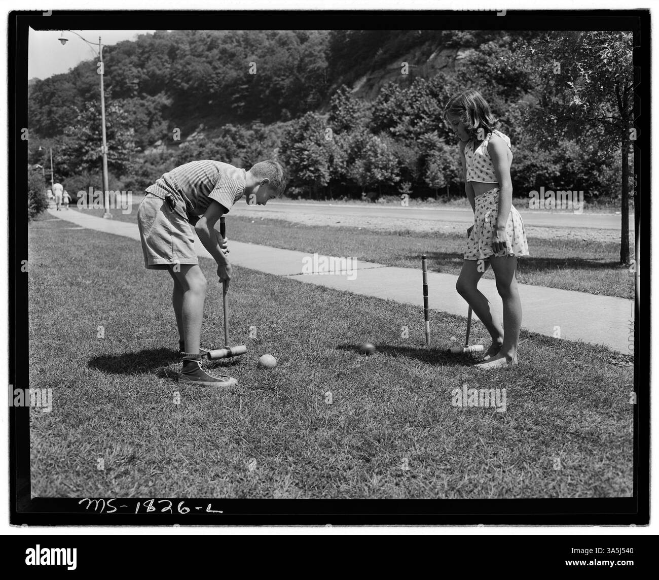 Bergleute der Kopperston Mines der Koppers Coal Division im Wyoming County, West Virginia, spielen auf dem Rasen ihres Unternehmens ein Krocket-Spiel und zeigen die Freizeitaktivitäten in einer Bergbaustadt. Stockfoto