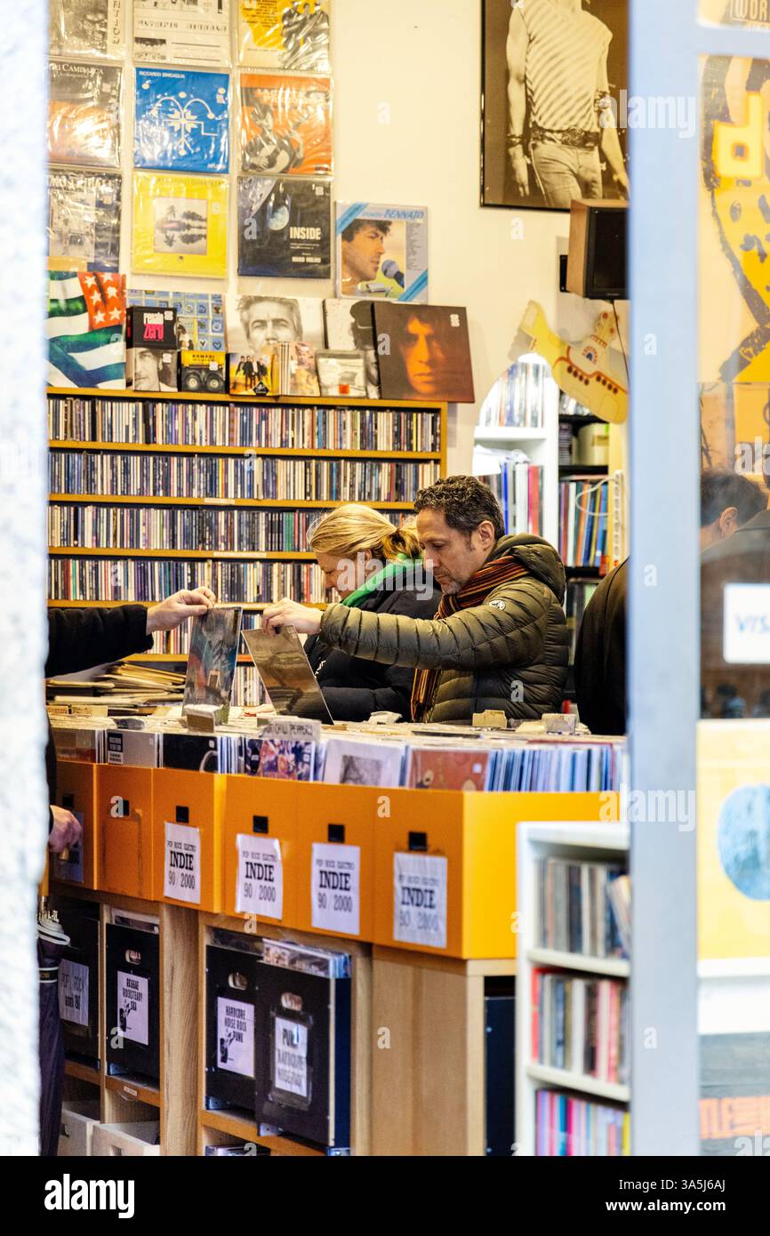 Leute, die Schallplatten im Dischivolanti Plattenladen in Naviglio Grande, Mailand, Italien durchsuchen Stockfoto