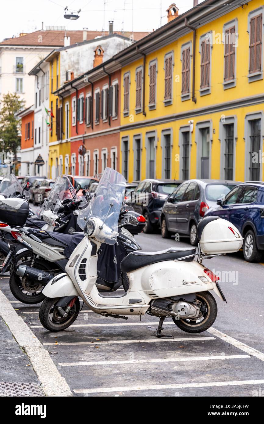 Vespa-Roller parkt auf der Via Archimede und farbenfrohen Häusern in Mailand, Italien Stockfoto