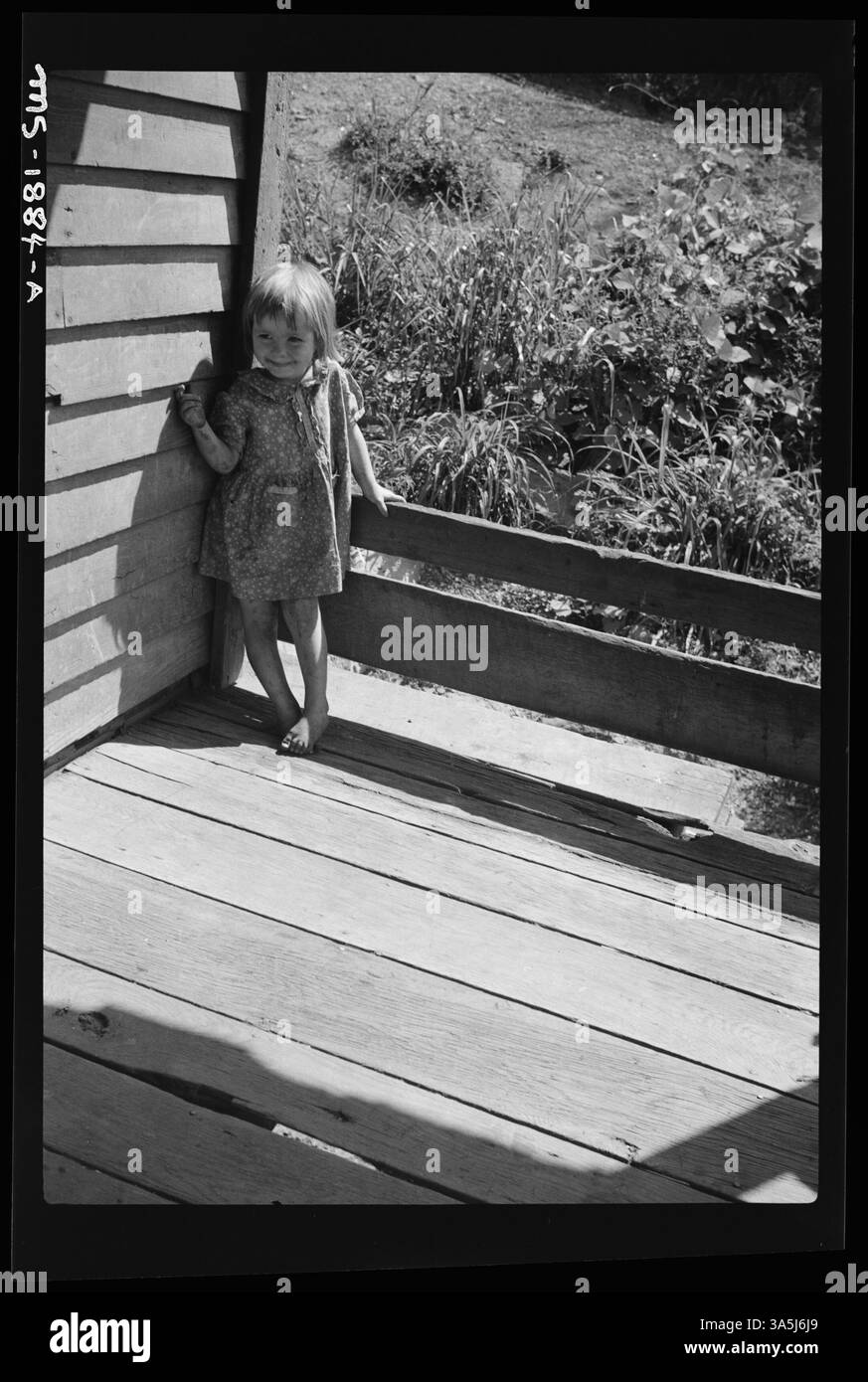 Ein Kind eines Bergarbeiters, der barfuß durch die Trümmer des Columbus Mine Camp in der Nähe von Christopher, Perry County, Kentucky läuft und die schlechten Lebensbedingungen der Bergbaugemeinden in den 1940er Jahren zeigt Stockfoto