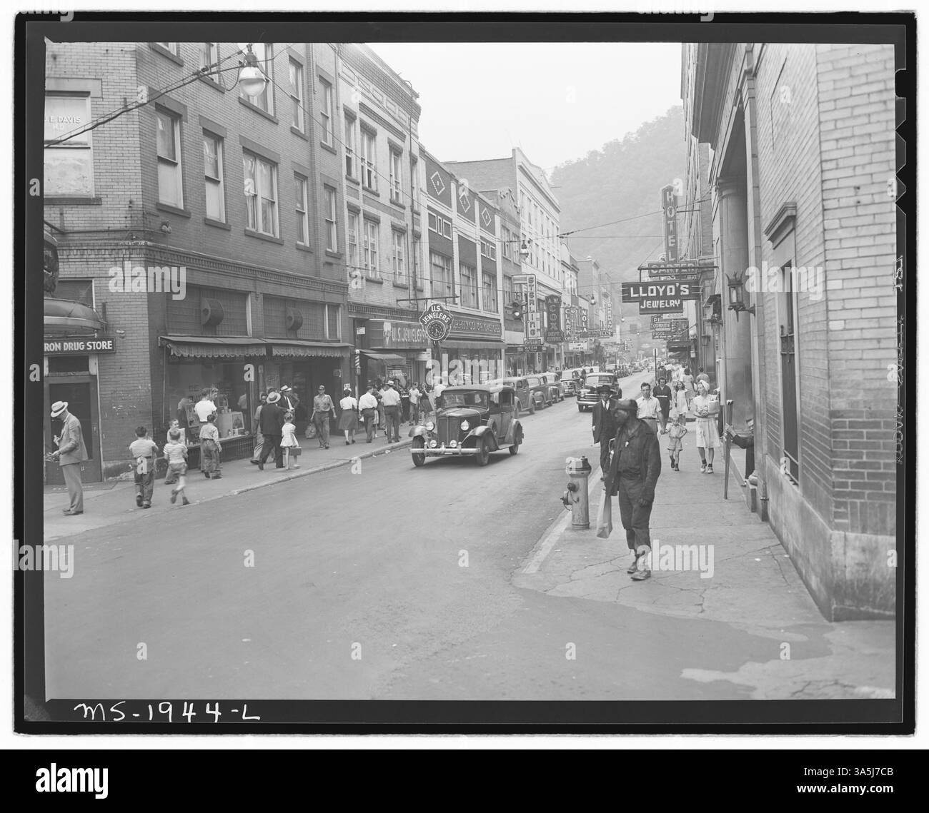 Eine Straßenszene am Samstagnachmittag in Welch, McDowell County, West Virginia, zeigt den Alltag dieser kleinen Stadt während der 1940er Jahre Stockfoto