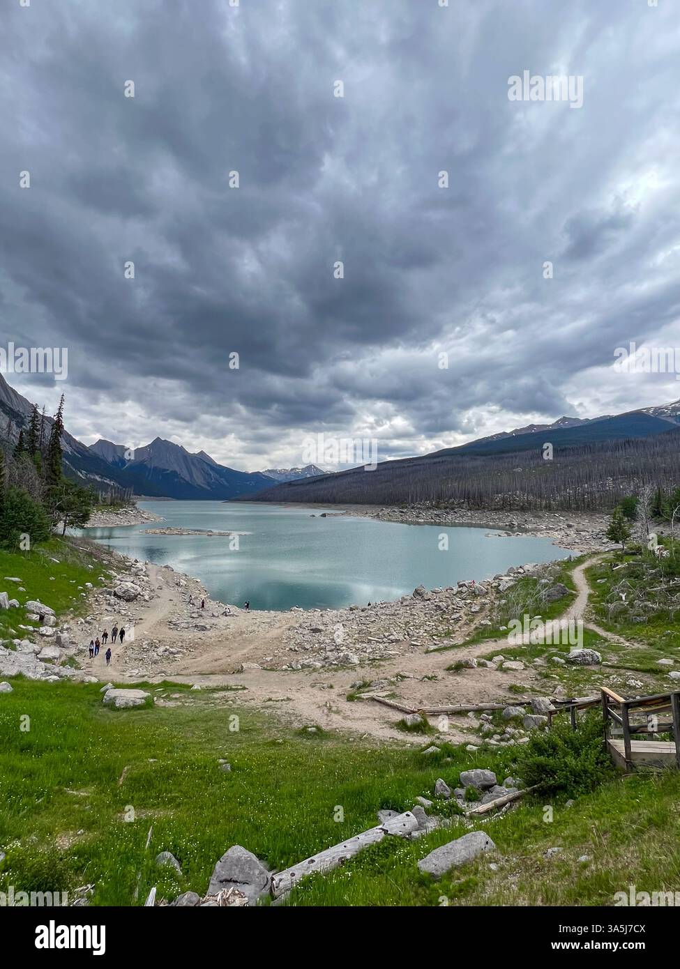 Medicine Lake unter dem bewölkten Himmel, Jasper NP, Alberta, Kanada Stockfoto