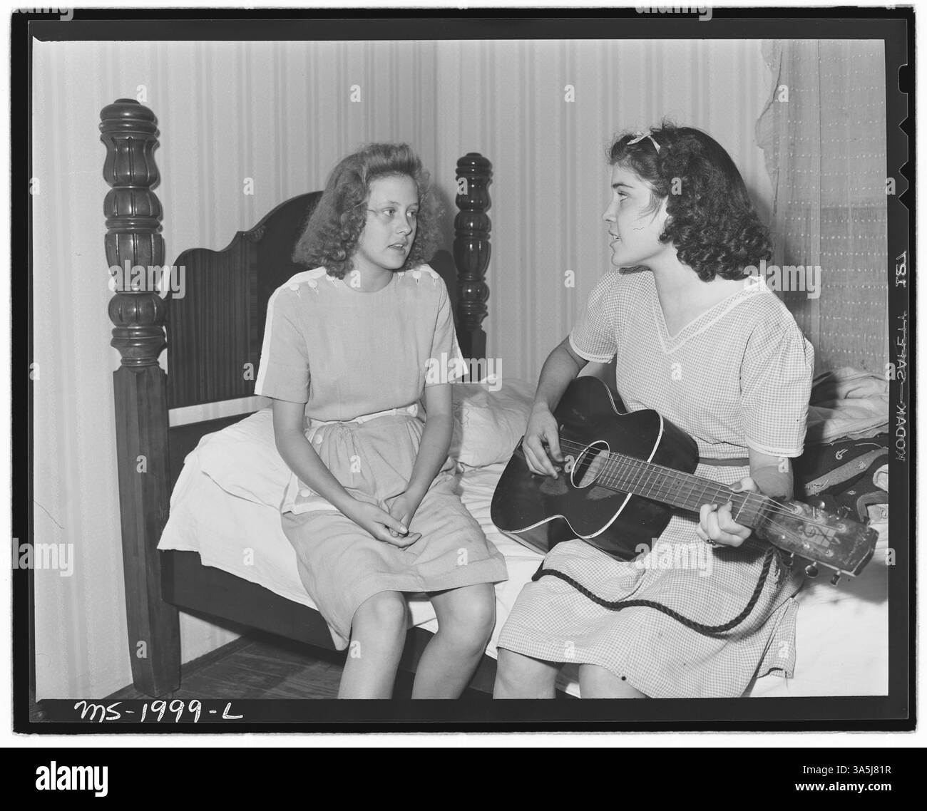 Merida Combs singt, während Virginia Dobbs Gitarre in der Bradshaw Mine im McDowell County, West Virginia spielt. Dieses Bild spiegelt das kulturelle Leben der Bergleute in der Region wider, wobei Musik ein integraler Bestandteil ihrer sozialen Aktivitäten ist. Nationalarchiv. Stockfoto