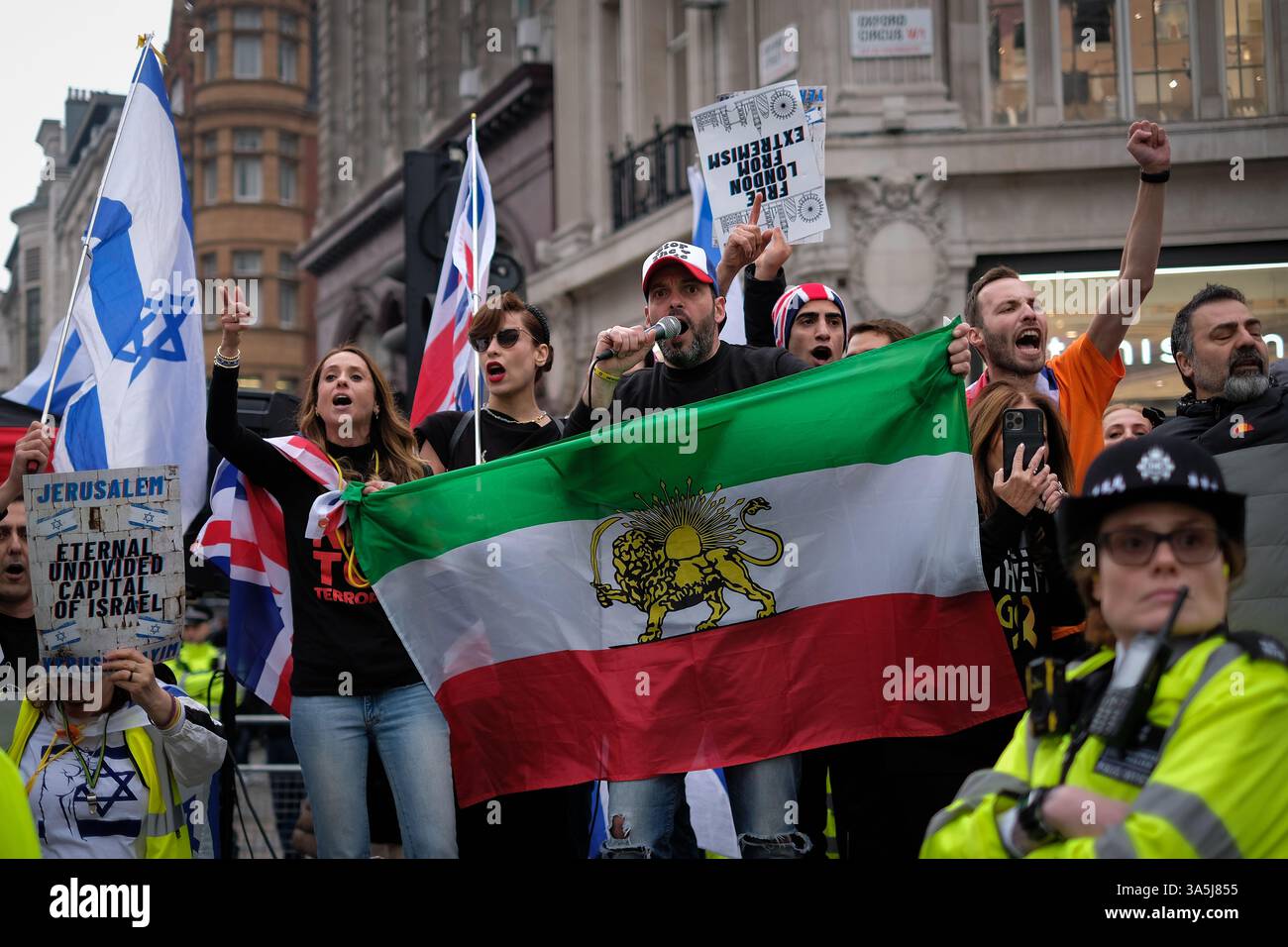 London, Großbritannien. März 2025. Eine kleine Gruppe von Gegenprotestierenden, die sich als Juden identifizierten, versammelte sich in der Nähe des Oxford Circus während der Kundgebung am Quds Day. Die Gruppe hielt Plakate und beschäftigte sich mit Demonstranten in einer konfrontativen Weise, was die Polizei dazu veranlasste, die Trennung aufrechtzuerhalten und die Sicherheit zu gewährleisten. Laura Gaggero /Alamy Live News Stockfoto