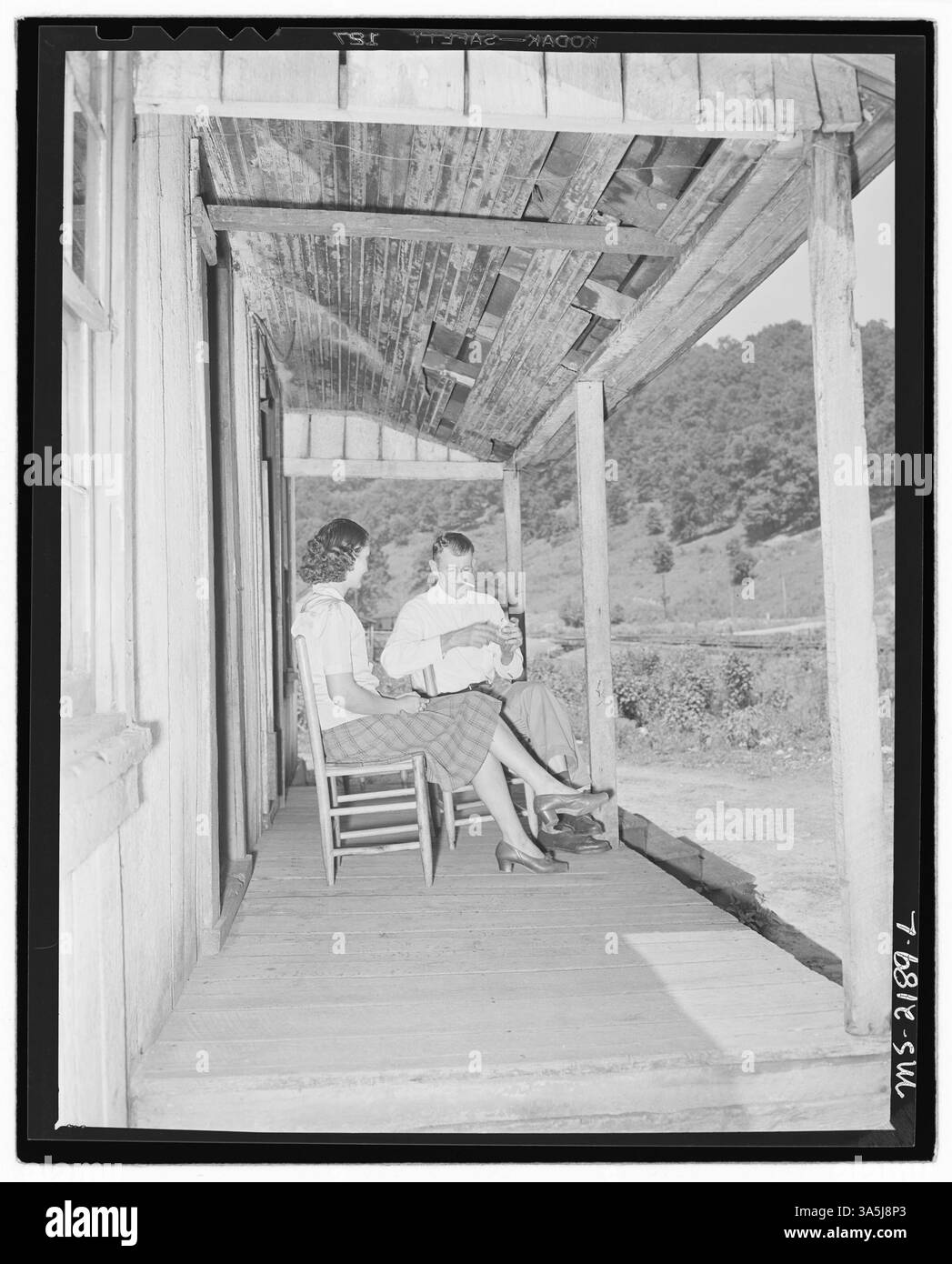 Mr. Und Mrs. Oscar Powers sitzen auf der Veranda ihres 3-Zimmer-Hauses in Blanche, Kentucky, wo sie 4,50 Dollar monatlich mieten, um den Reparaturbedarf zu besprechen. Stockfoto