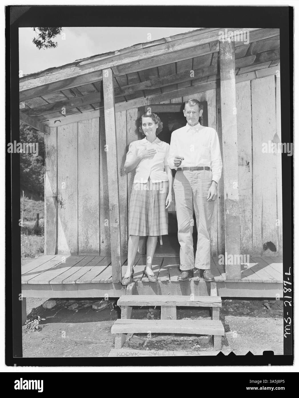 Mr. Und Mrs. Oscar Powers sind auf der Veranda ihres Hauses in Blanche, Bell County, Kentucky, in der Nähe der Big Jim Mine der Big Jim Coal Corporation abgebildet. Nationalarchiv im College Park. Stockfoto