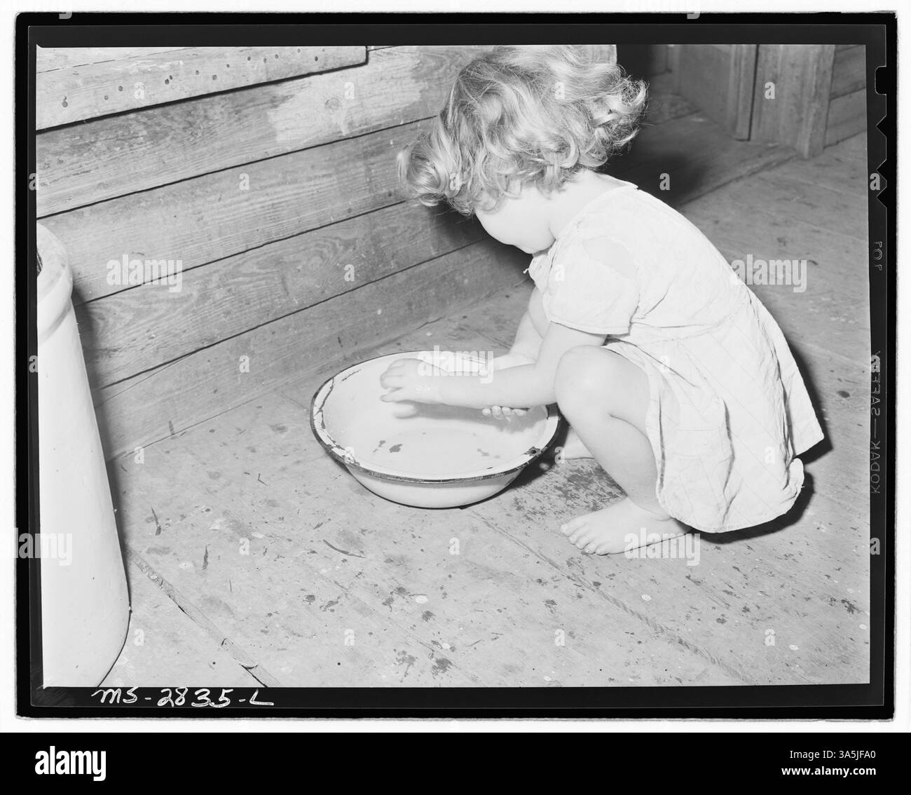 Dieses Foto zeigt Bobbie Jean Sergent, die Tochter eines Kohleladers, die sich in der Clover Gap Mine die Hände waschen und die täglichen Routinen der Bergbaufamilien widerspiegeln. Stockfoto Dieses Foto zeigt Bobbie Jean Sergent, die Tochter eines Kohleladers, die sich in der Clover Gap Mine die Hände waschen und die täglichen Routinen der Bergbaufamilien widerspiegeln. Stockfoto