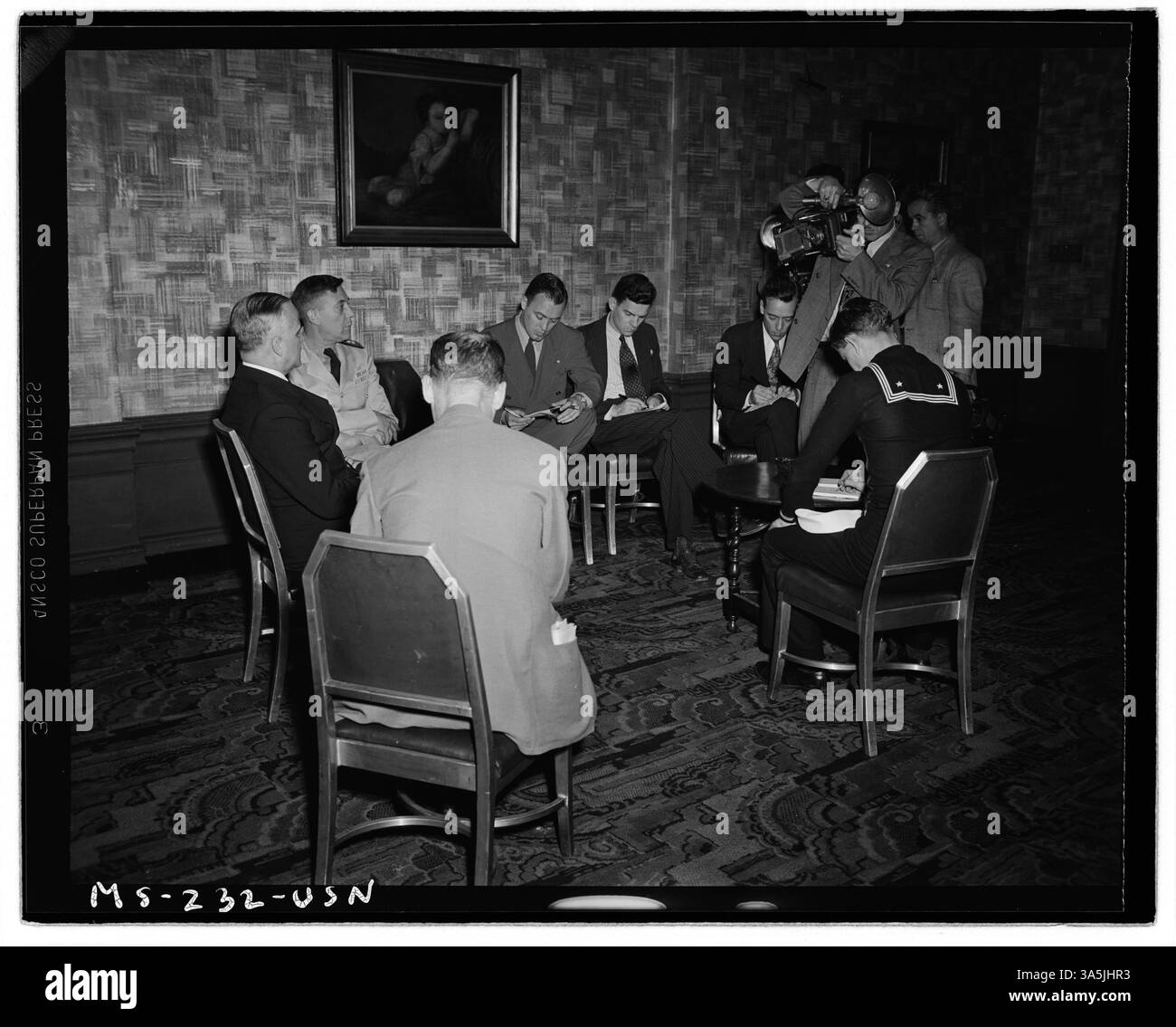 Konteradmiral Joel T. Boone und Commodore Charles T. Dickeman nehmen an einer Pressekonferenz in Pittsburgh, Pennsylvania, Teil. Das Bild dokumentiert den öffentlichen Auftritt dieser Marineoffiziere während einer offiziellen Veranstaltung. Stockfoto
