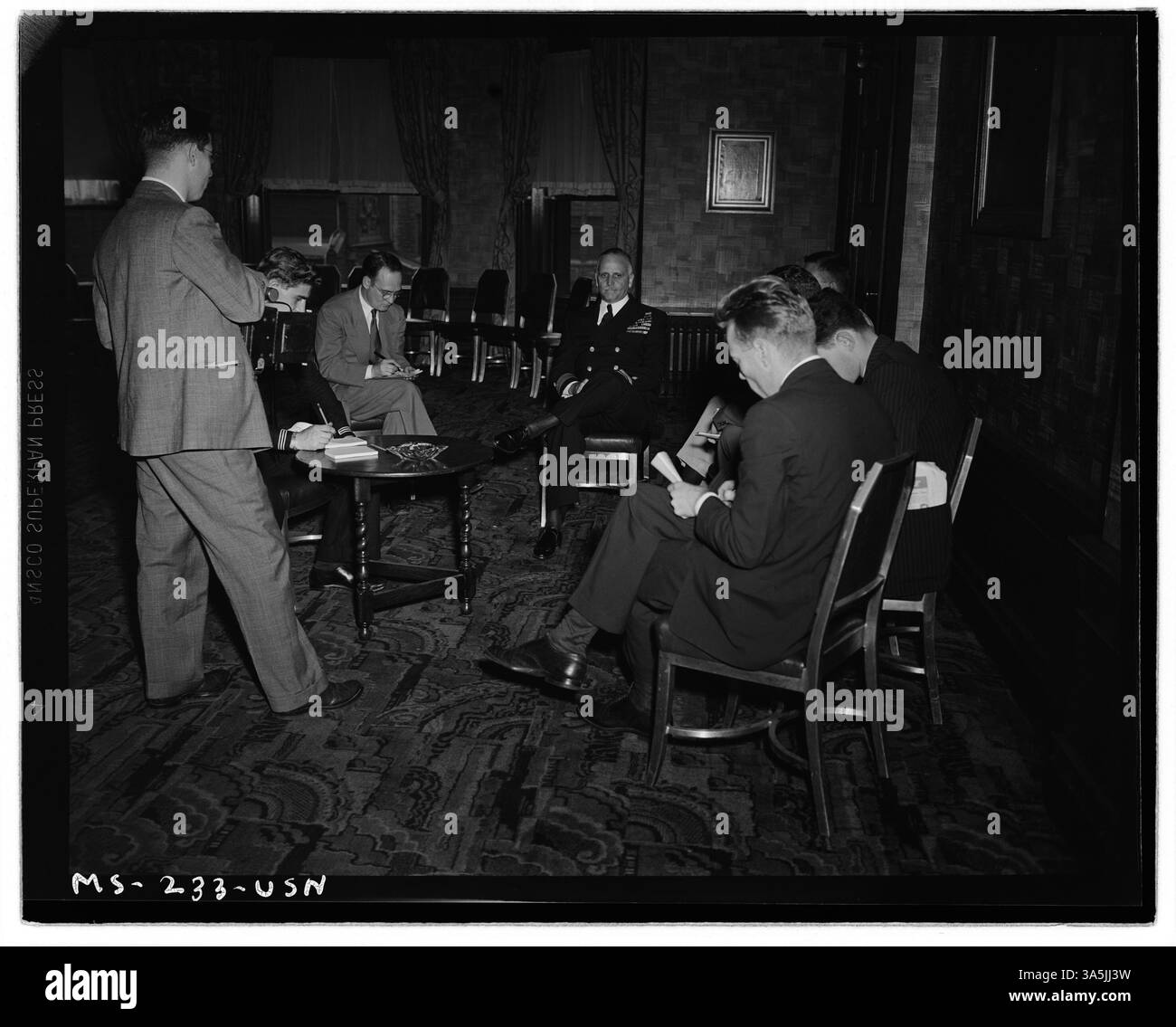 Eine Pressekonferenz in Pittsburgh, Pennsylvania, bei der Konteradmiral Joel T. Boone und Commodore Charles T. Dickeman über militärische Angelegenheiten diskutieren. Stockfoto