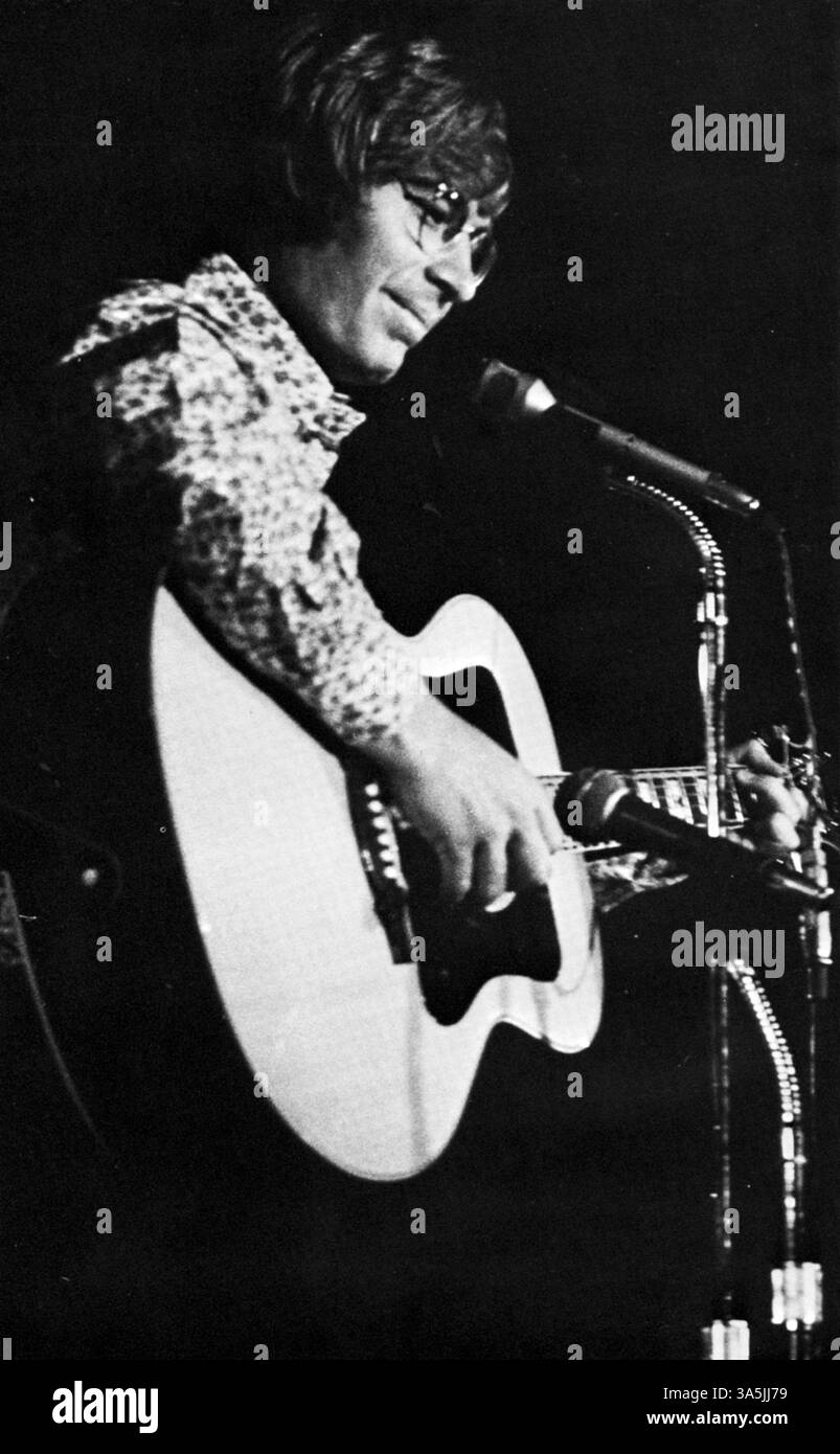 John Denver trat live in der Halenbeck Hall an der St. Cloud State University in St. Cloud, Minnesota auf. Die Aufführung enthielt Denvers typische Volksmusik und war ein bedeutendes kulturelles Ereignis für die Universitätsgemeinde. Stockfoto