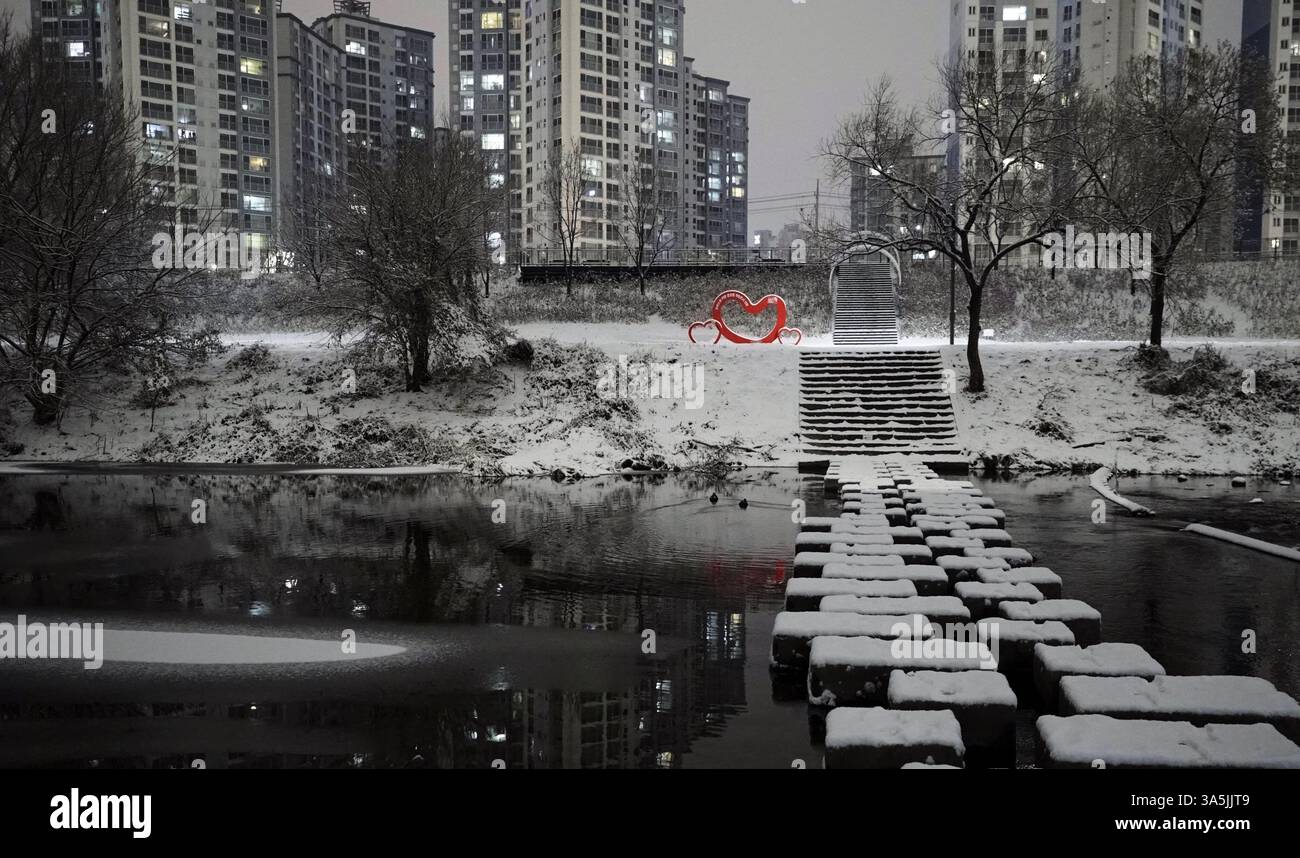 Die Ruhe des Winters liegt am Cheonggyecheon, Seoul Stockfoto