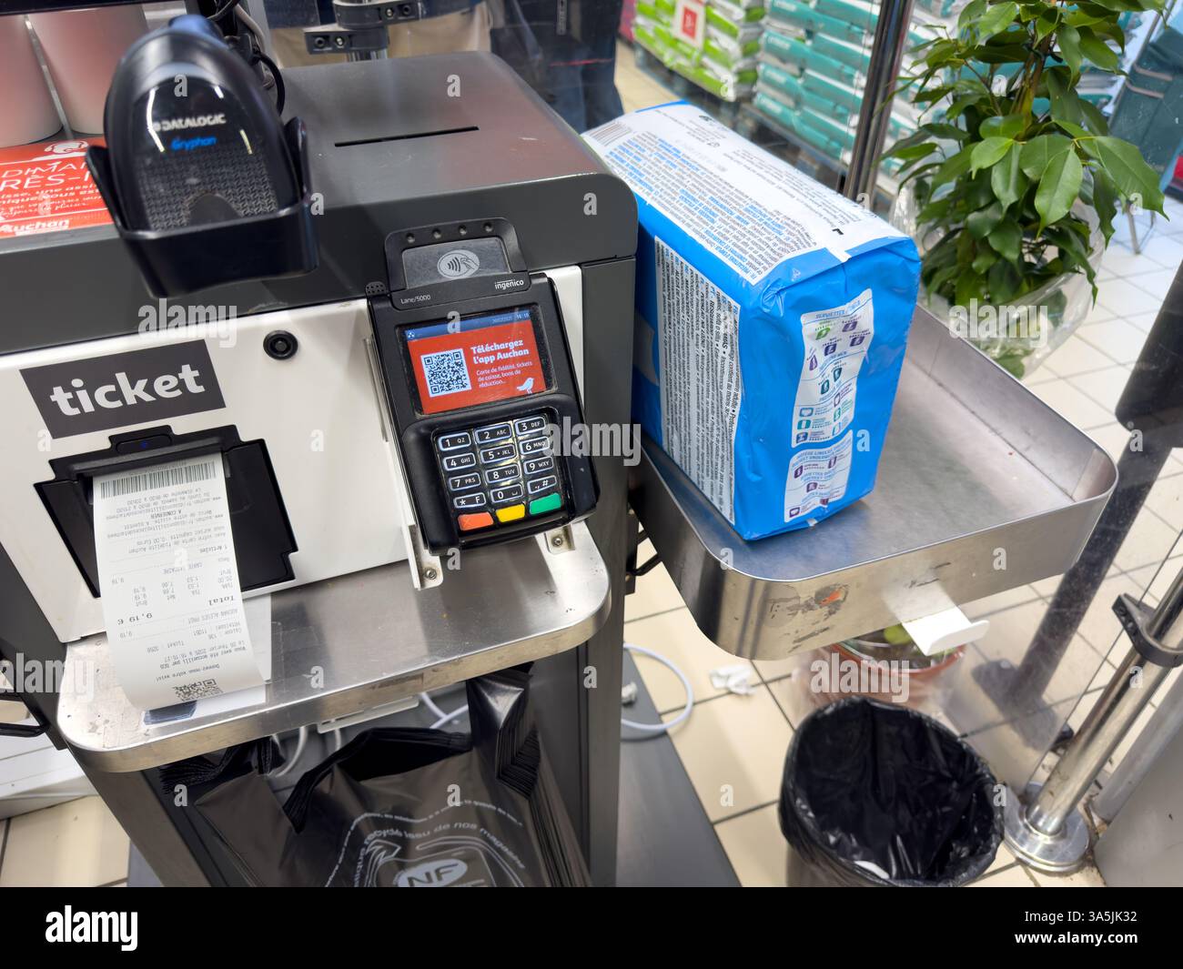 Shopping-Erlebnis an der Selbstkasse in einem Supermarkt an einem geschäftigen Nachmittag in einem Stadtviertel Stockfoto
