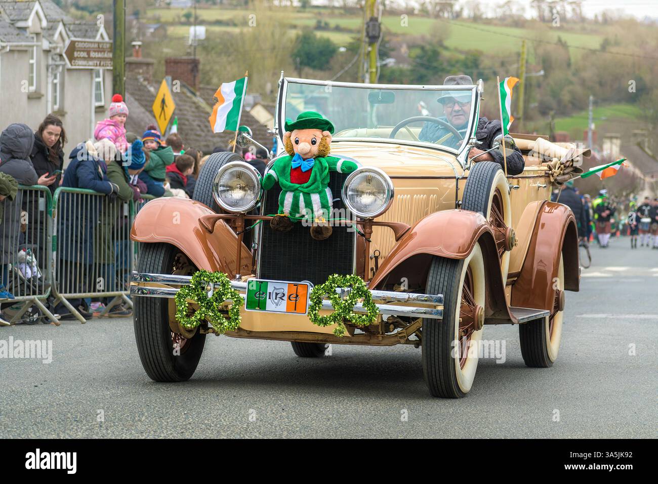 St. Patrick Parade auf dem irischen Land. Coolgreany, Irland. Oldtimer 2025 fährt auf der Straße, die den Veranstaltungsort eröffnet. Stockfoto